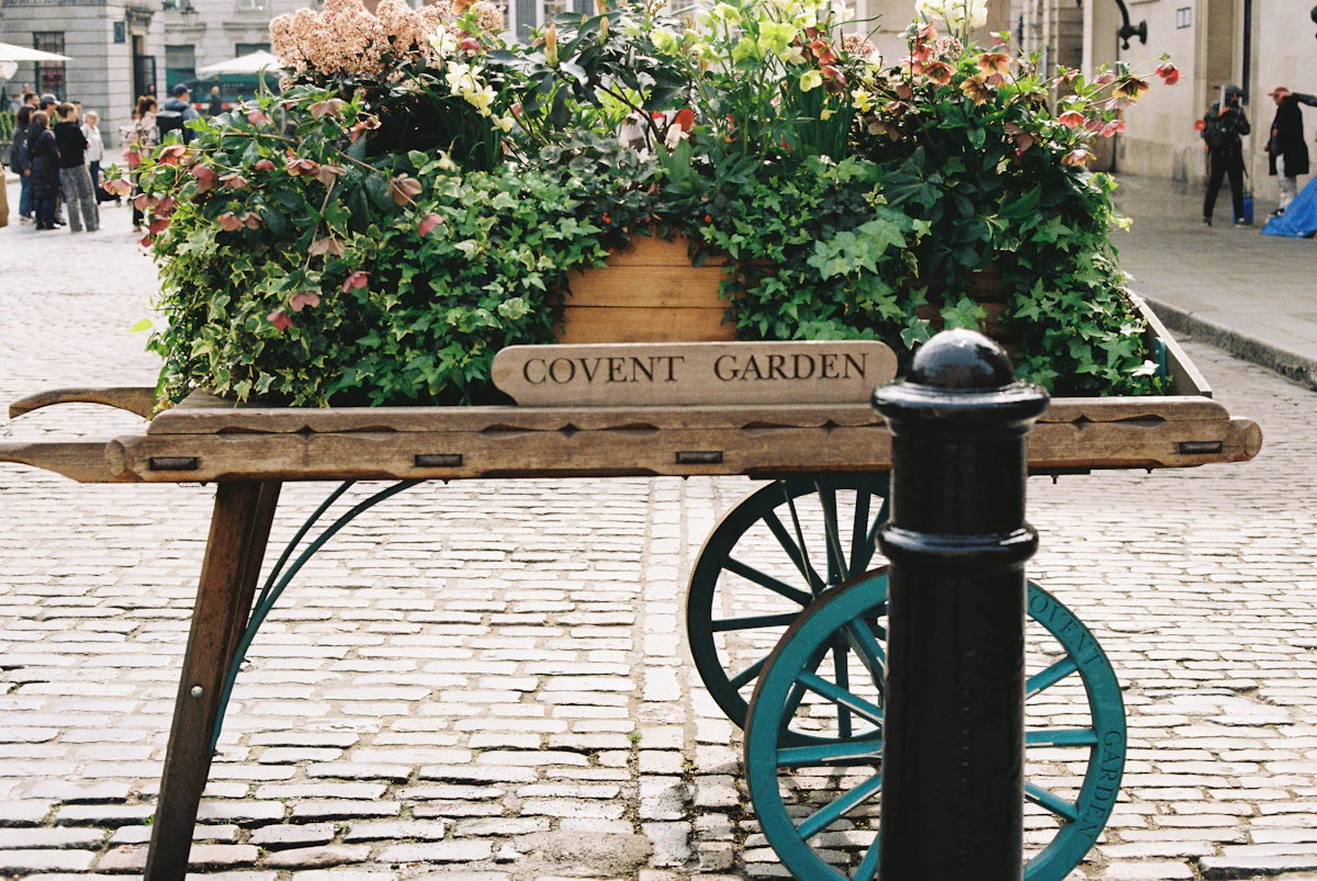 Houten bloemenkar met planten in Covent Garden