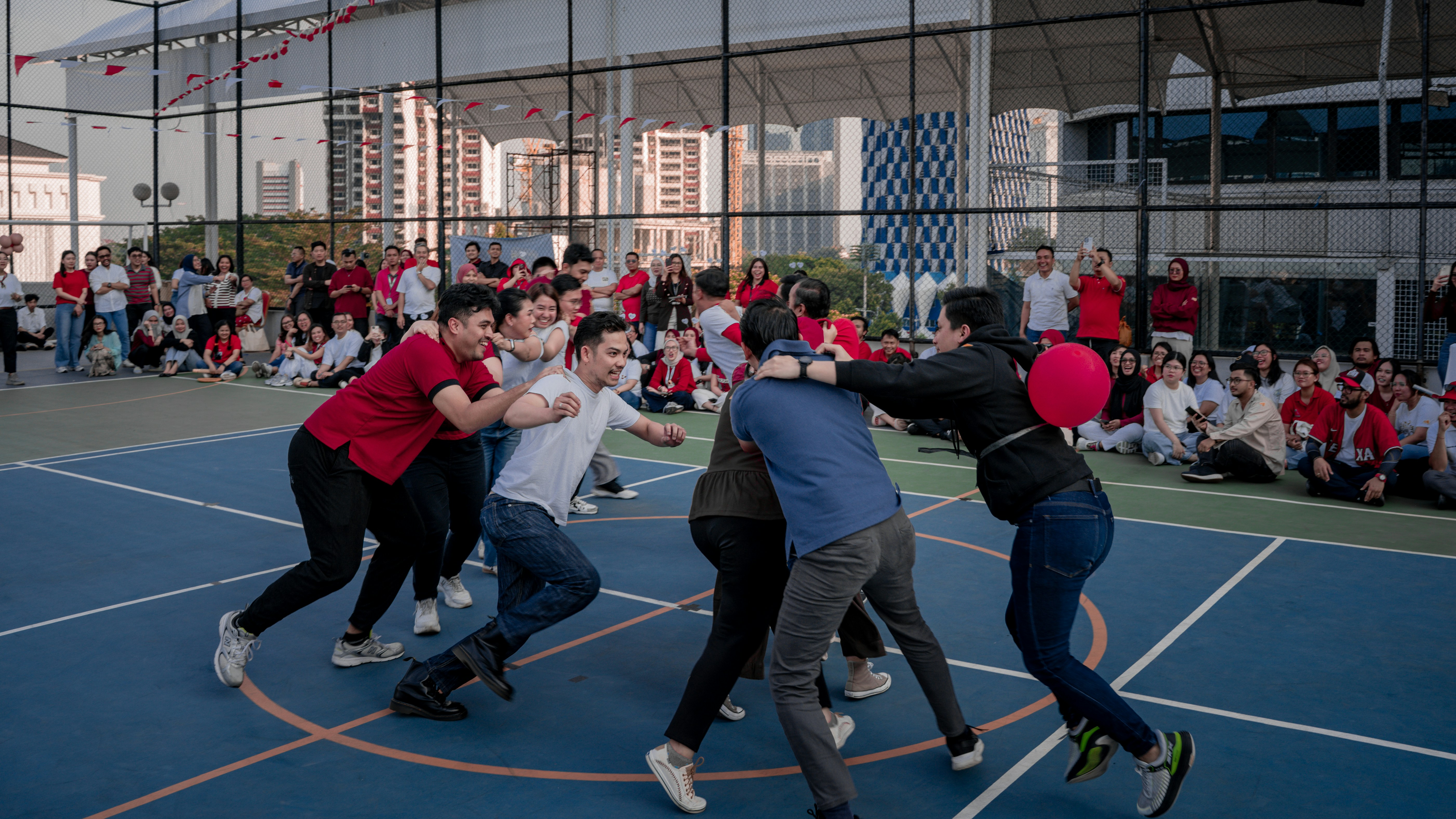 Orang-orang bermain game di lapangan biru.