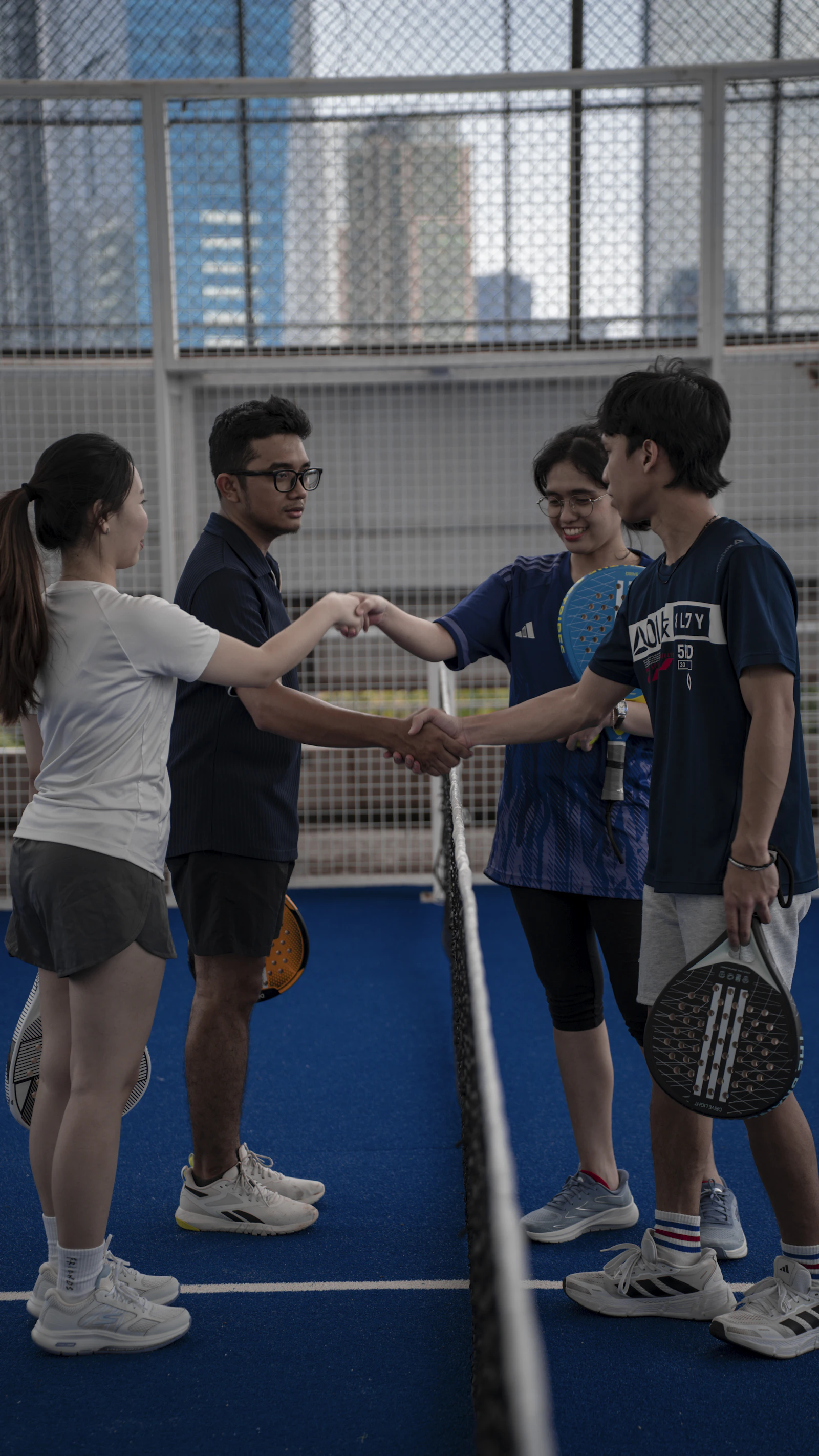 Người trẻ chơi padel ngoài trời