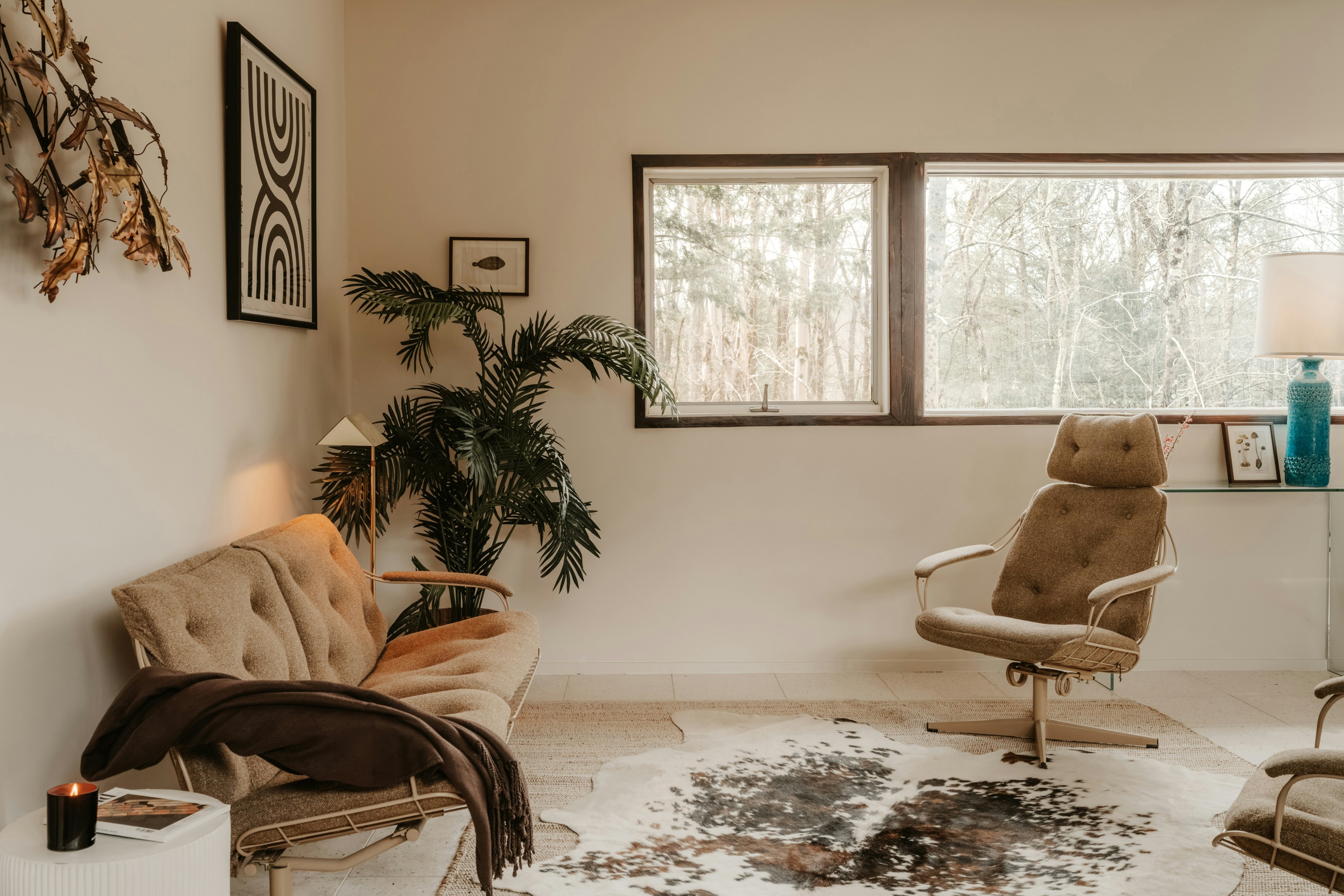 Cozy living room with vintage furniture and plants