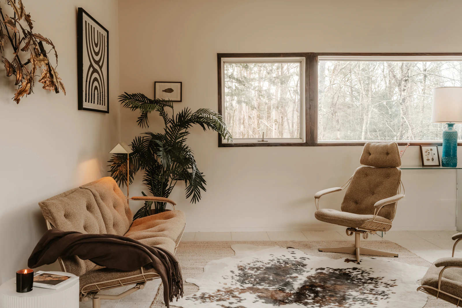 A cosy living room with vintage furniture and plants at the MANN studio