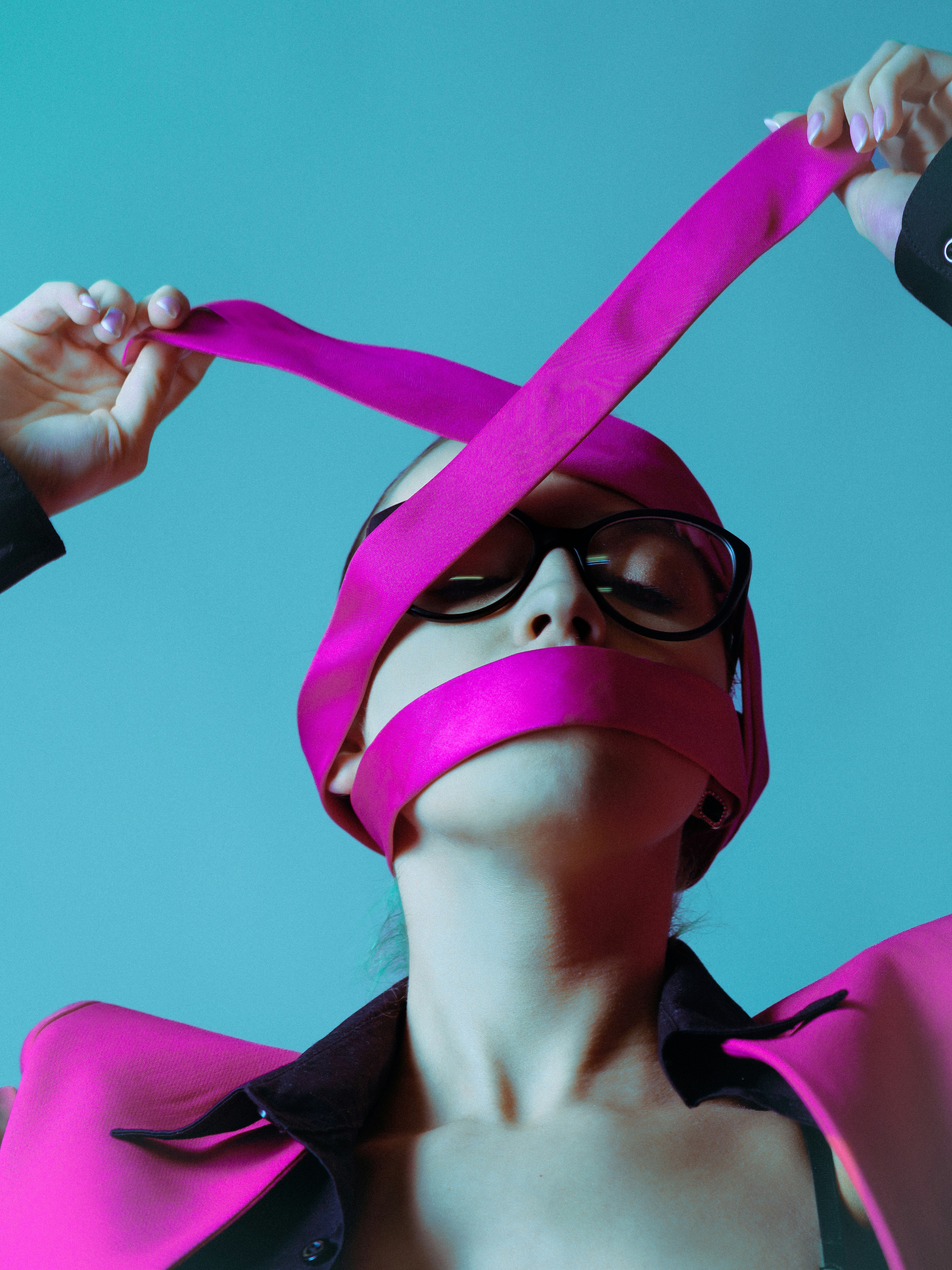 Frau mit rosa Band, das Mund und Augen bedeckt