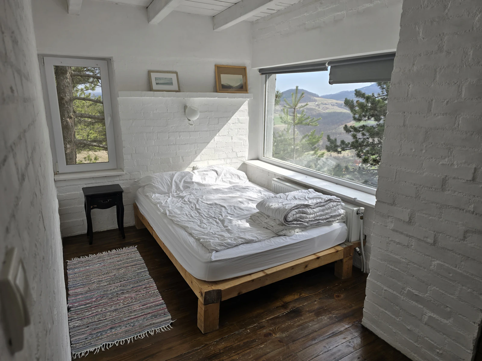 Chambre du bien, boiseries et vue sur la montagne