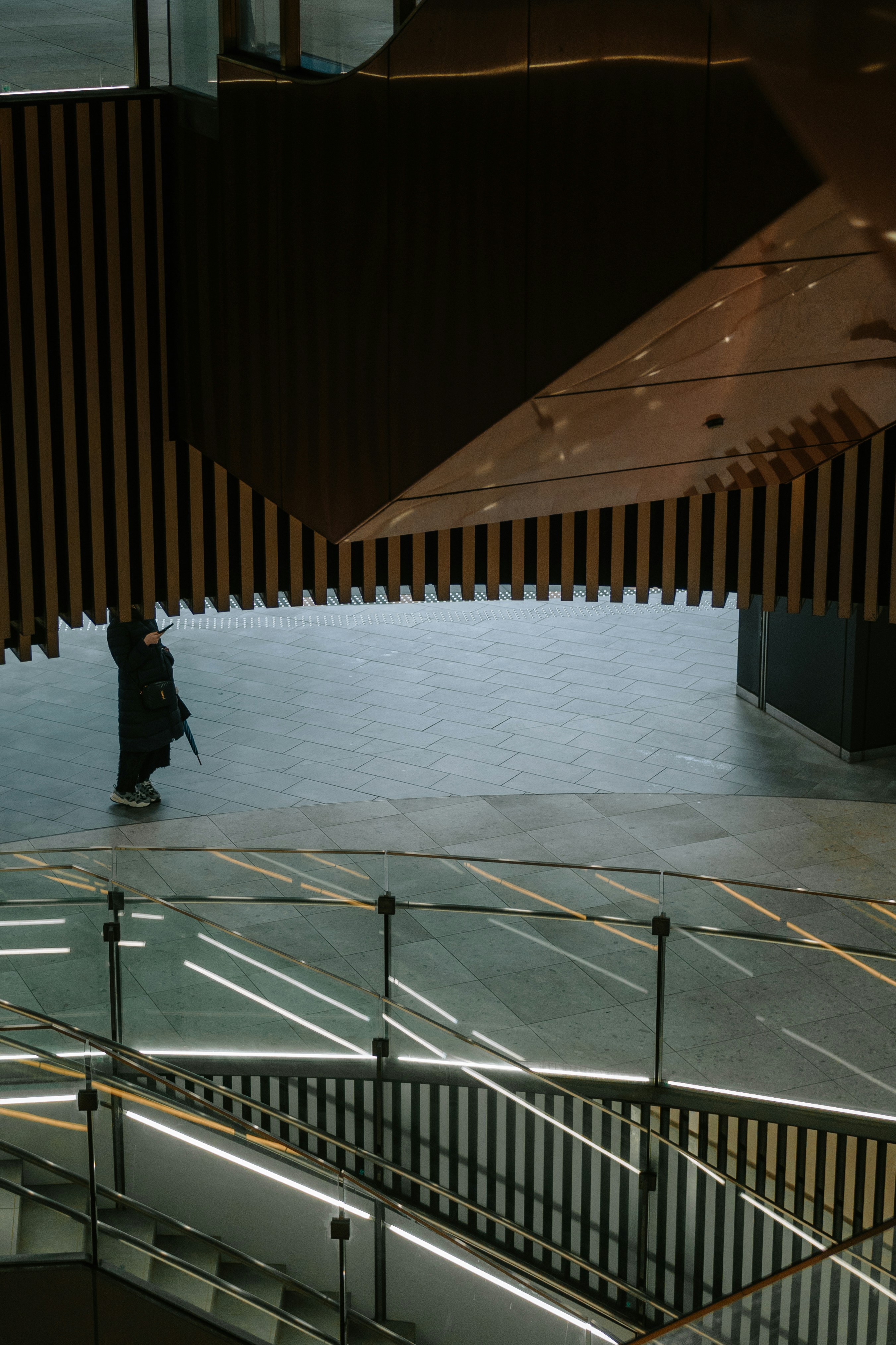 Seseorang berjalan melalui ruang interior modern dan minimalis.