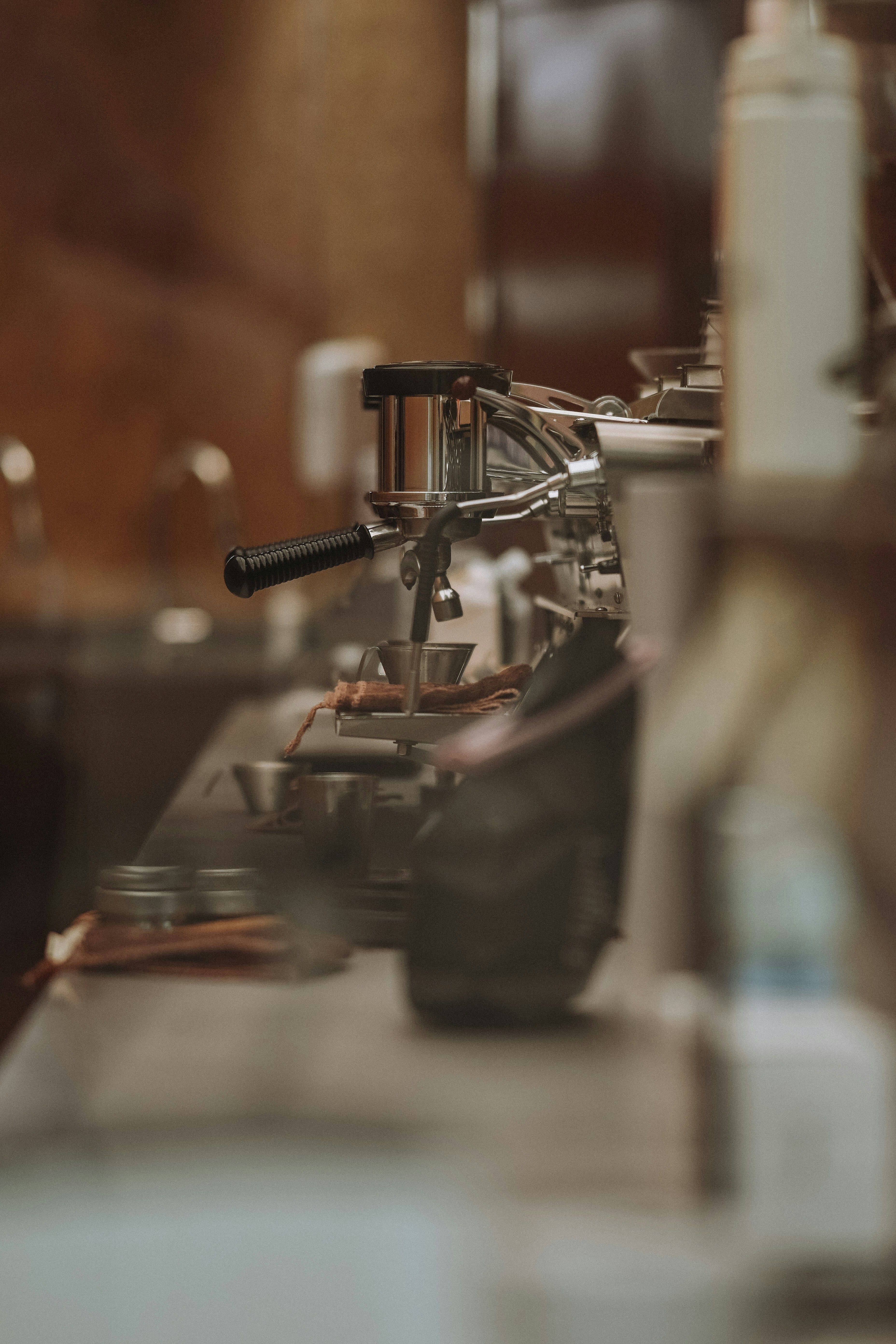 Máquina de espresso preparando café en una cafetería.