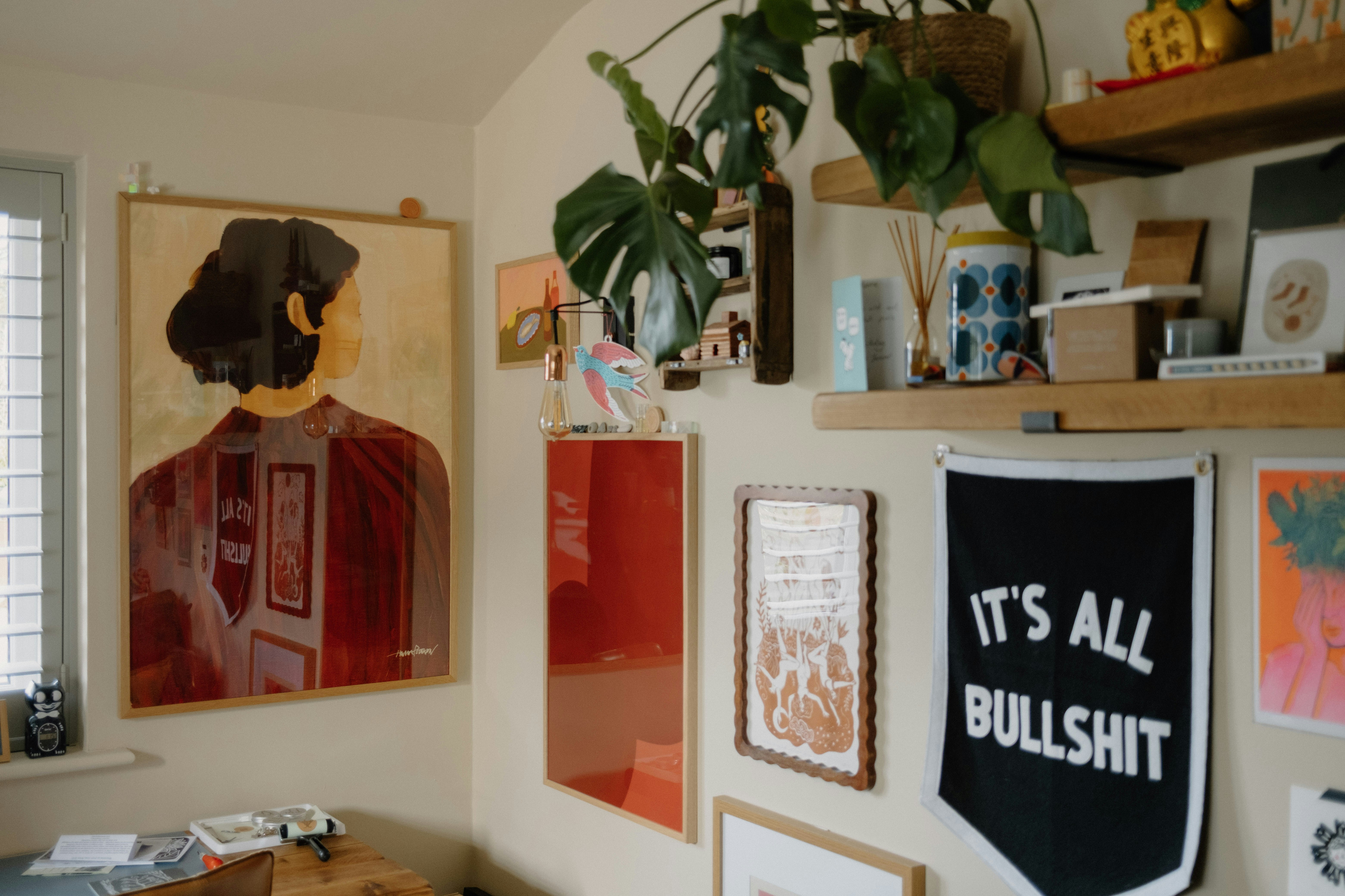 Arte mural y plantas en una habitación acogedora