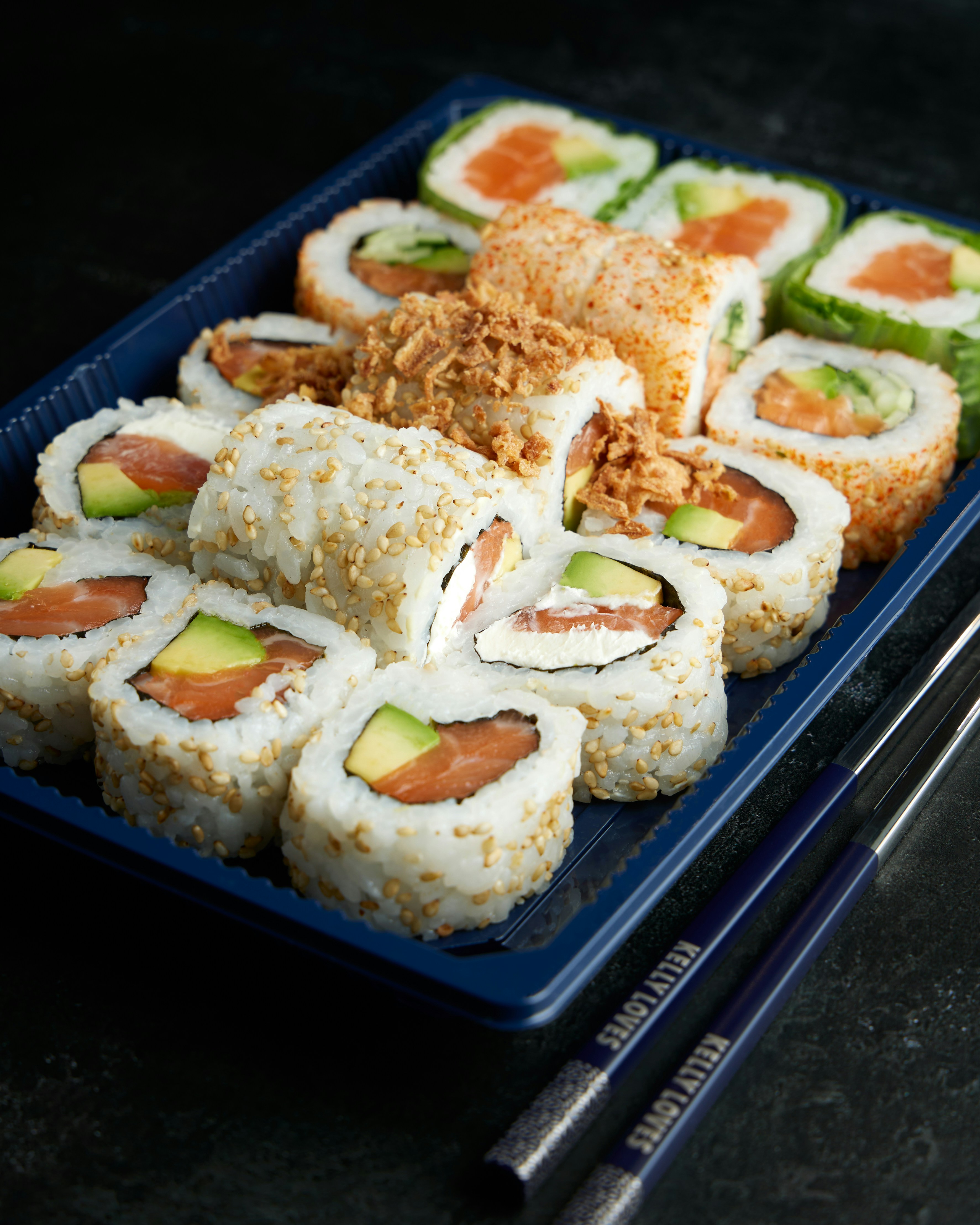 Surtido de rollos de sushi de salmón y aguacate