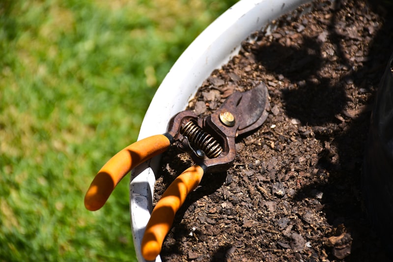 Gartenschere in einem Pflanzentopf