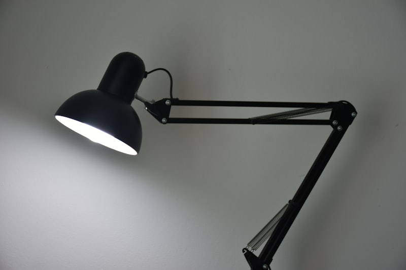 Lampă de birou aprinsă într-un spațiu de lucru