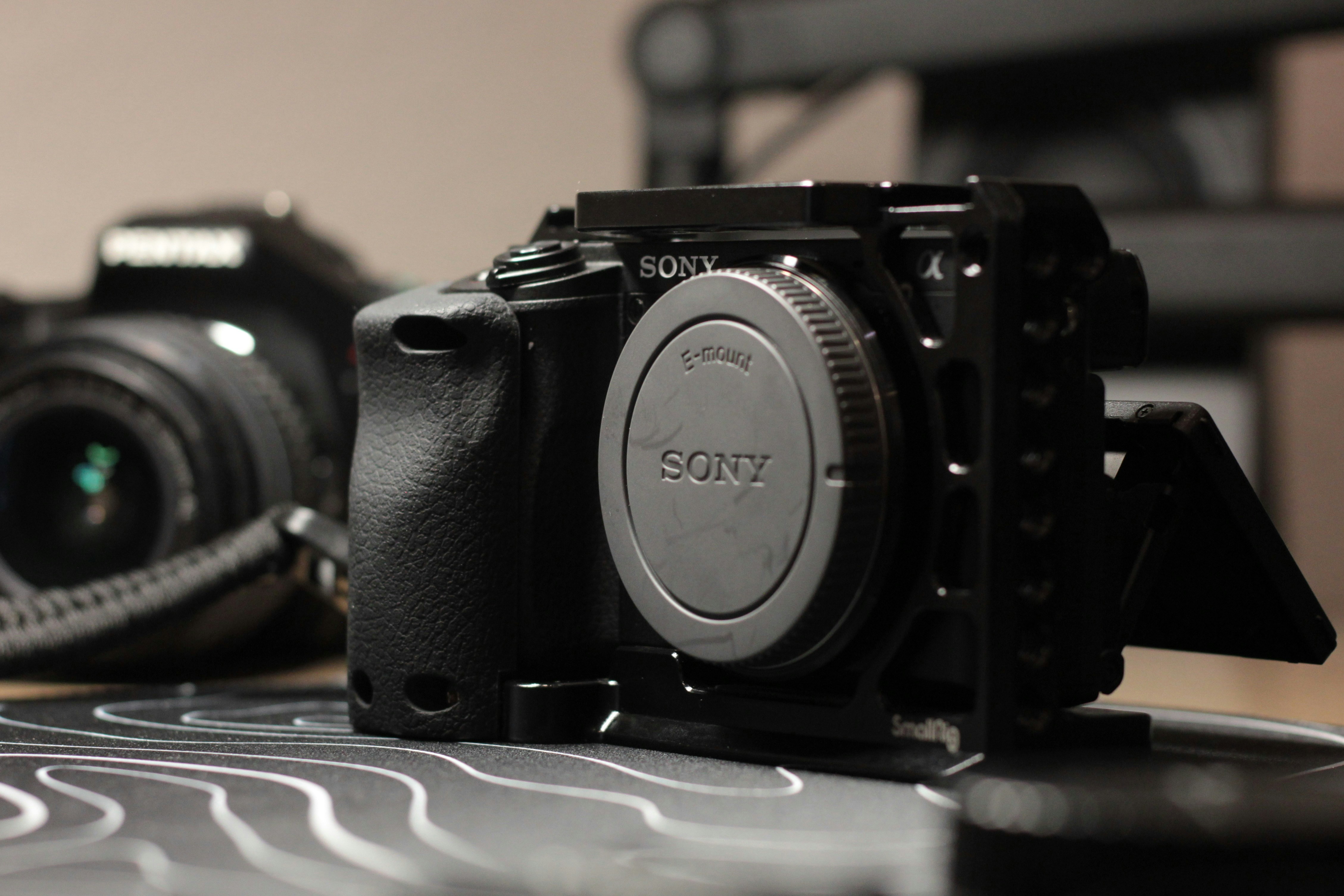 Dos cámaras sobre una mesa, una enfocada.