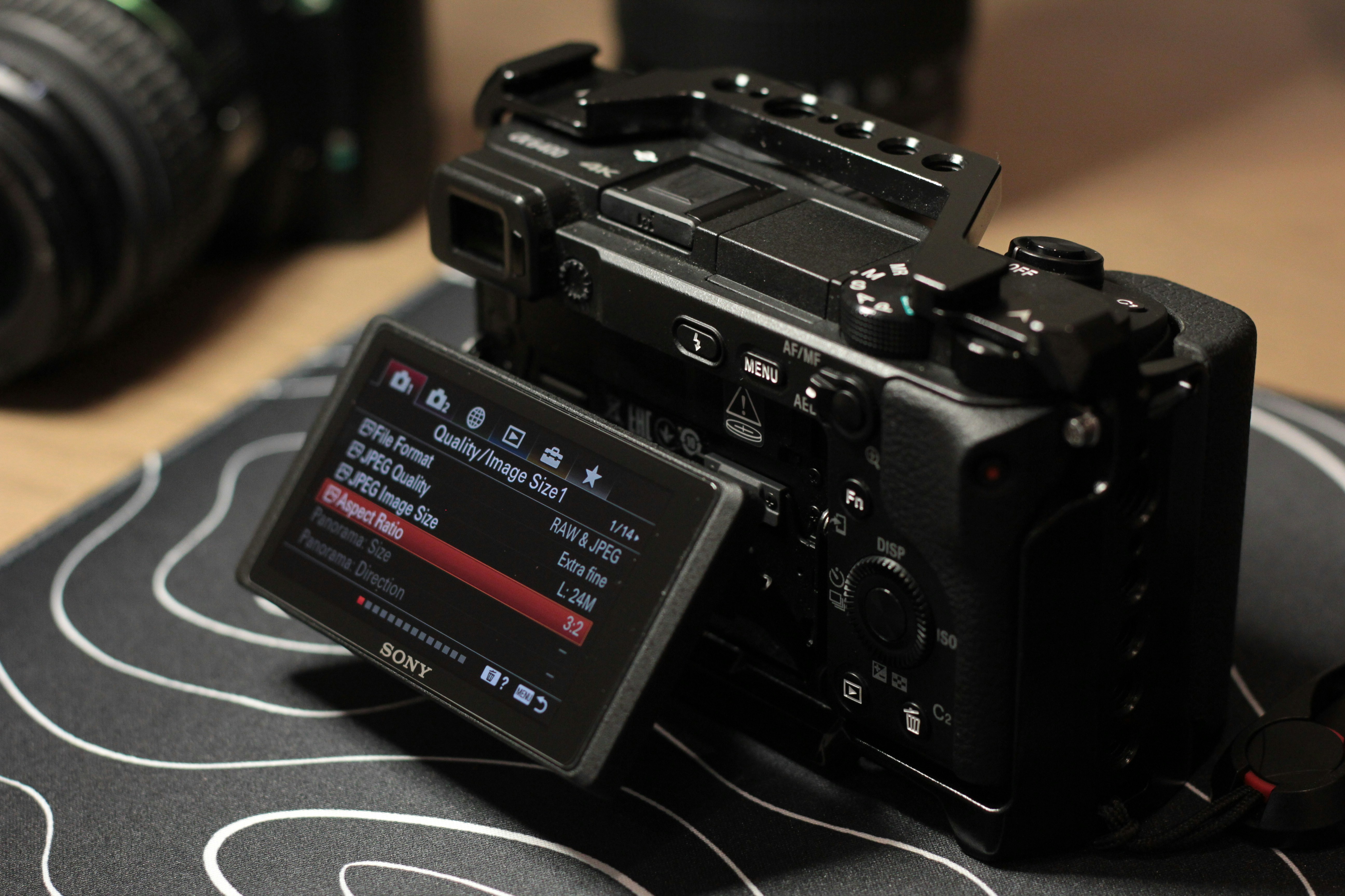 Una cámara digital negra con pantalla abatible.