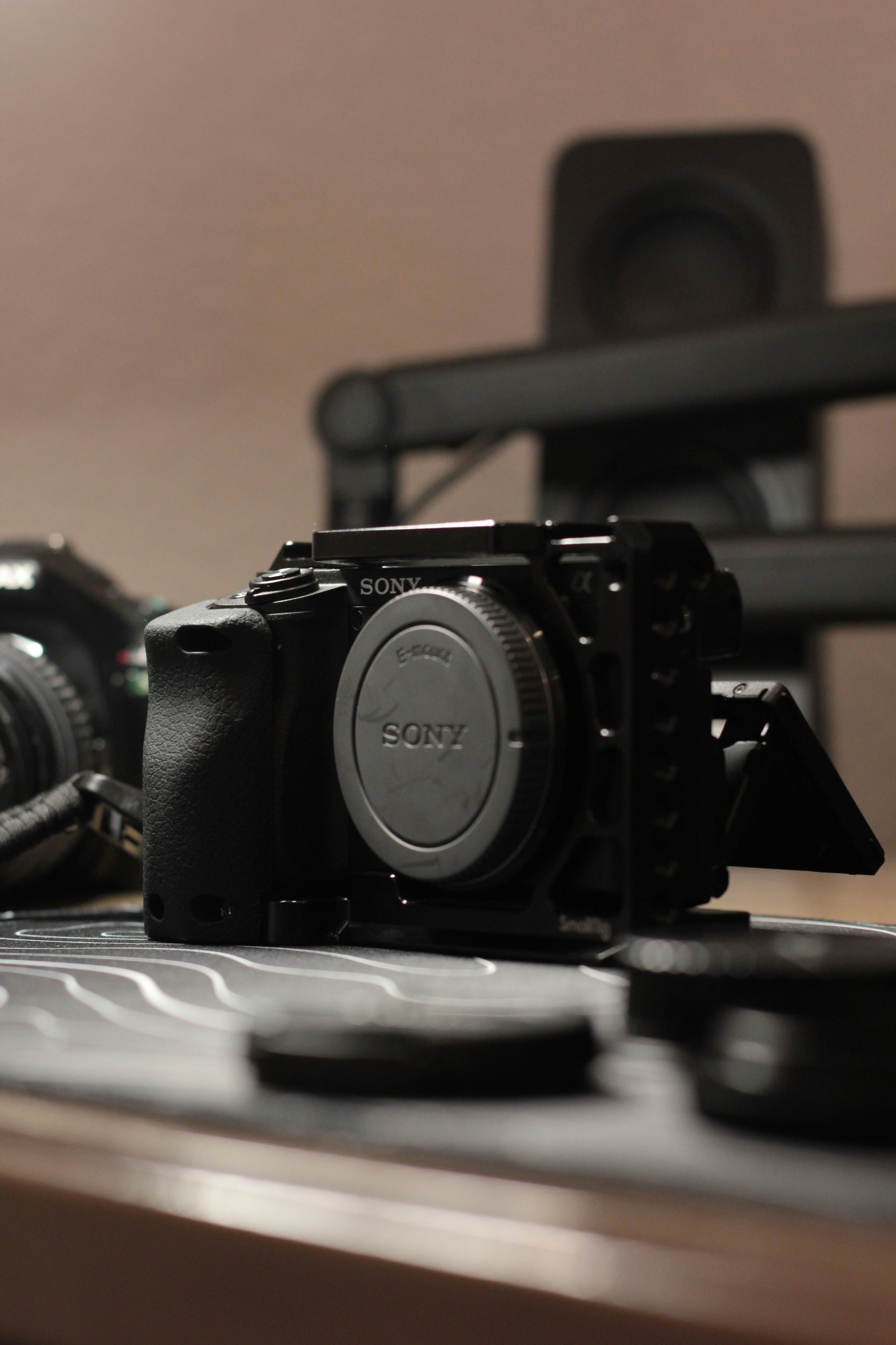 Una cámara Sony negra con tapa de objetivo puesta