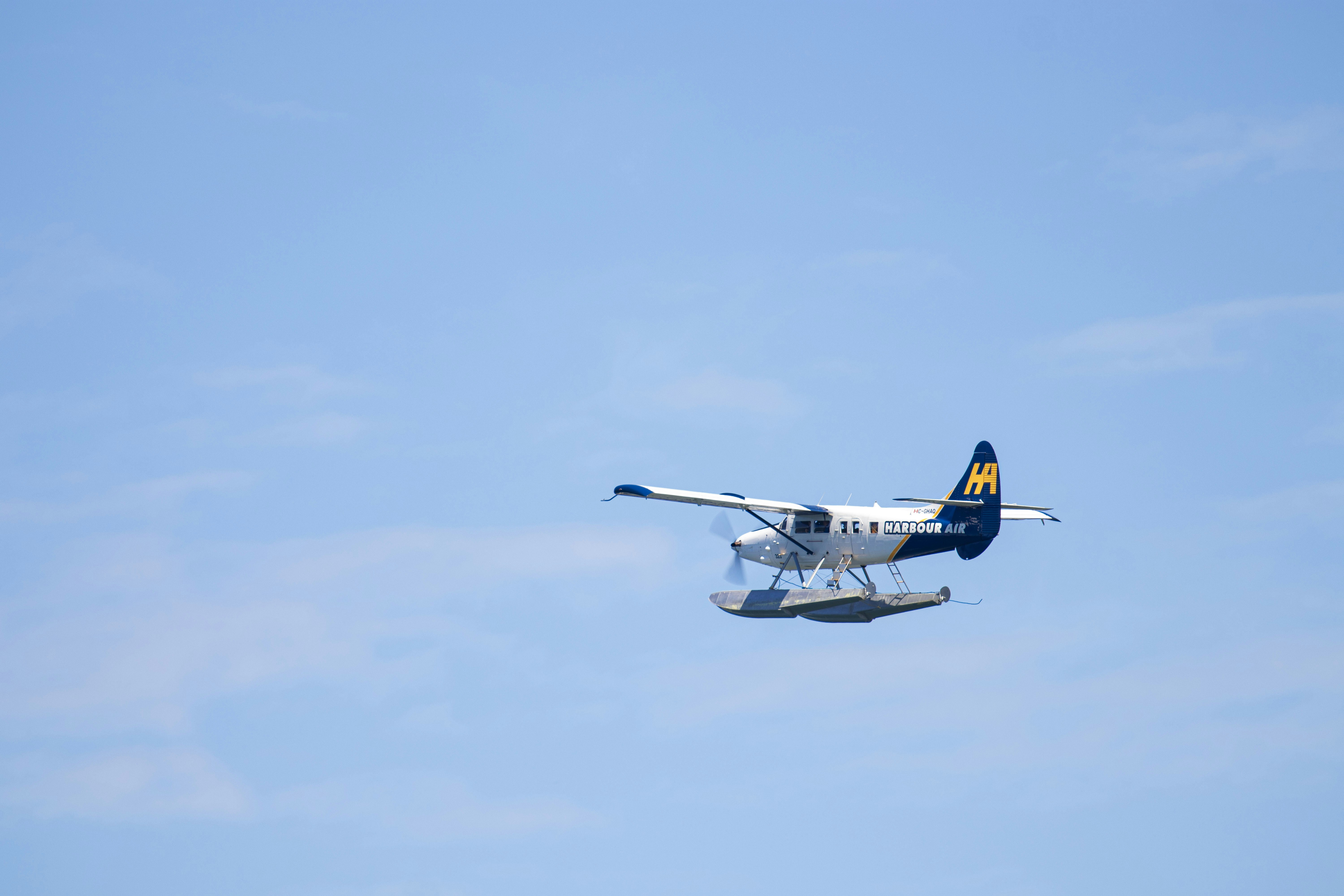 Un hydravion volant dans un ciel bleu clair