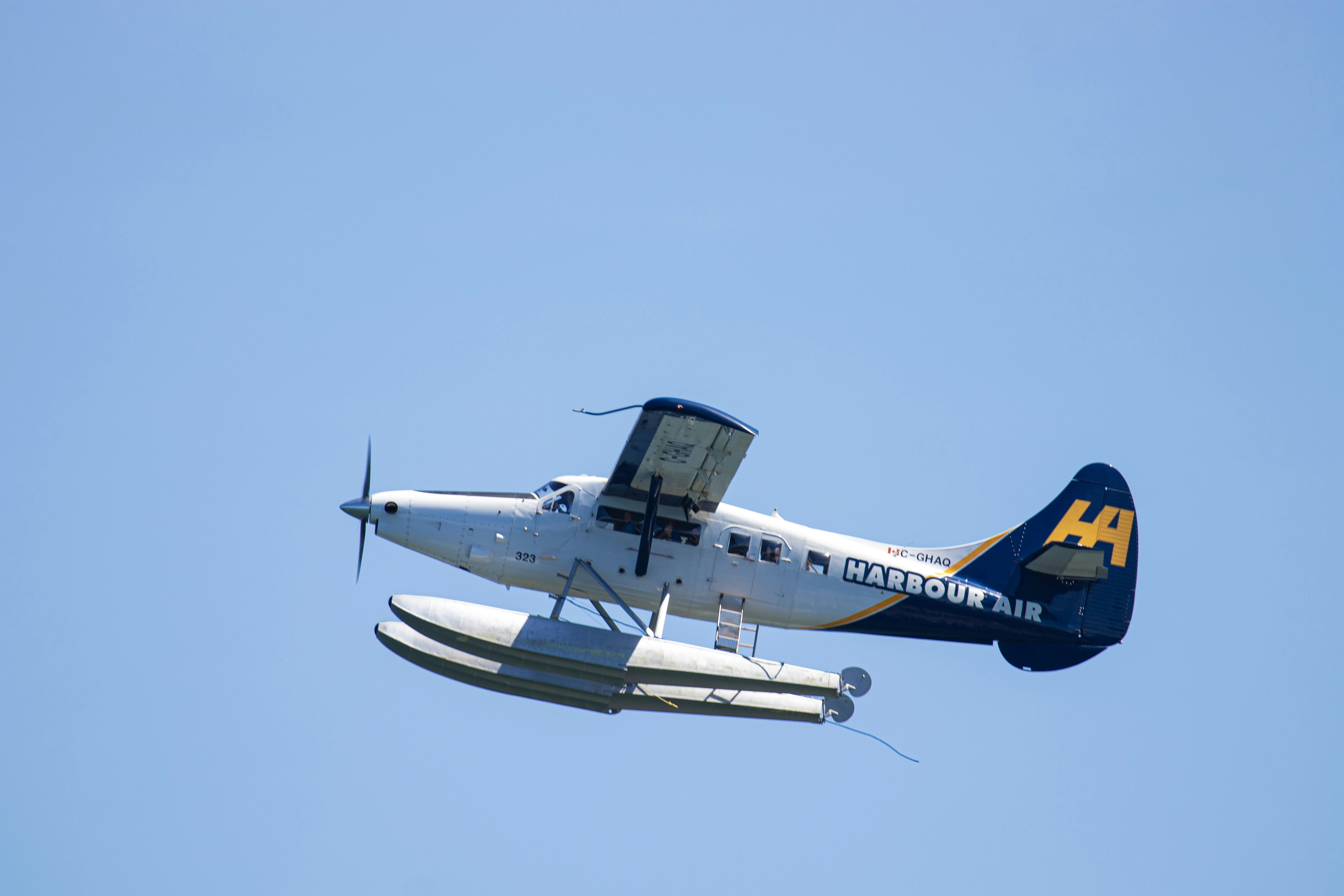 Un hydravion blanc volant dans un ciel bleu clair
