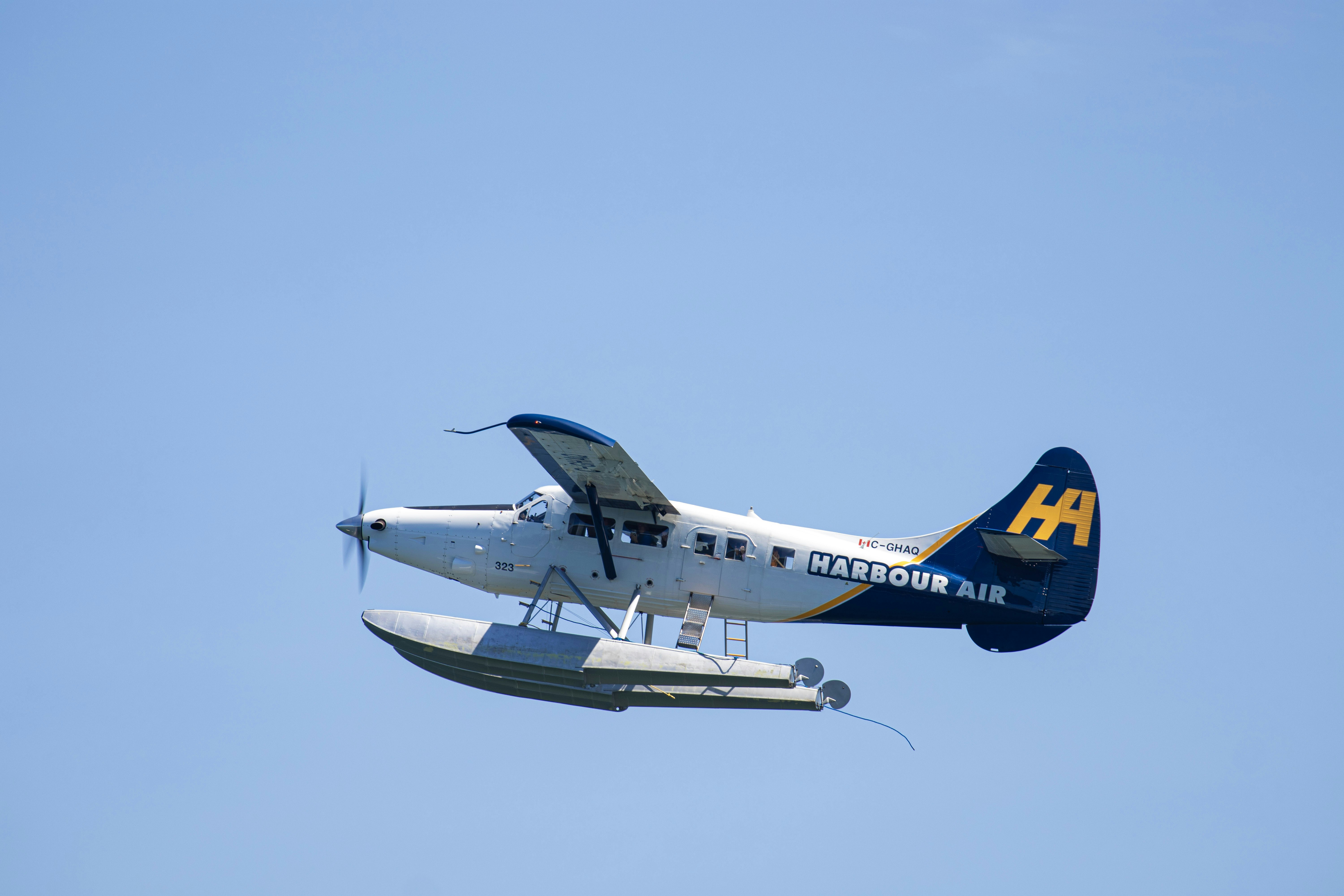 Un hydravion volant dans un ciel bleu clair.