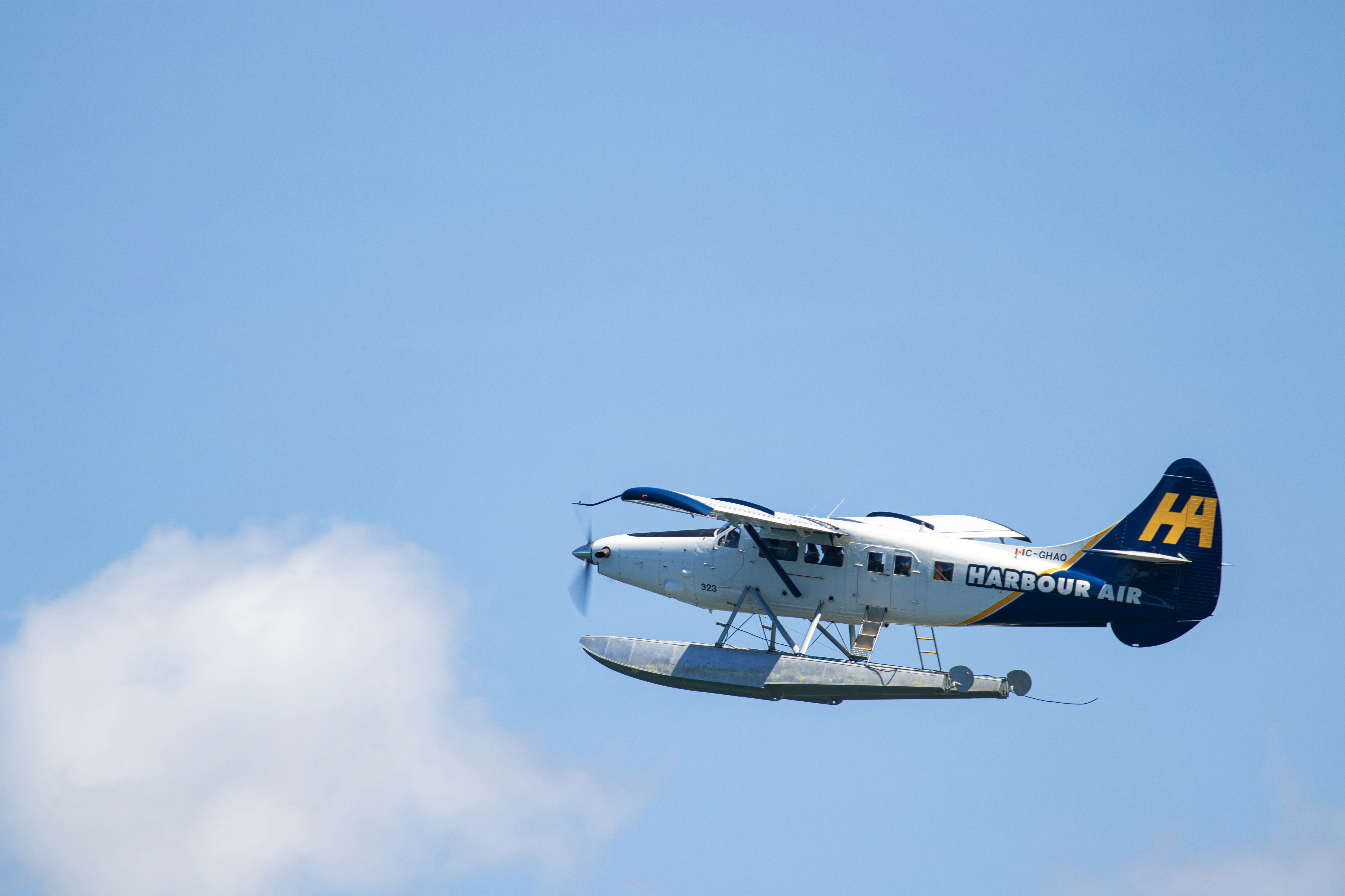 Un hydravion volant dans un ciel bleu clair.
