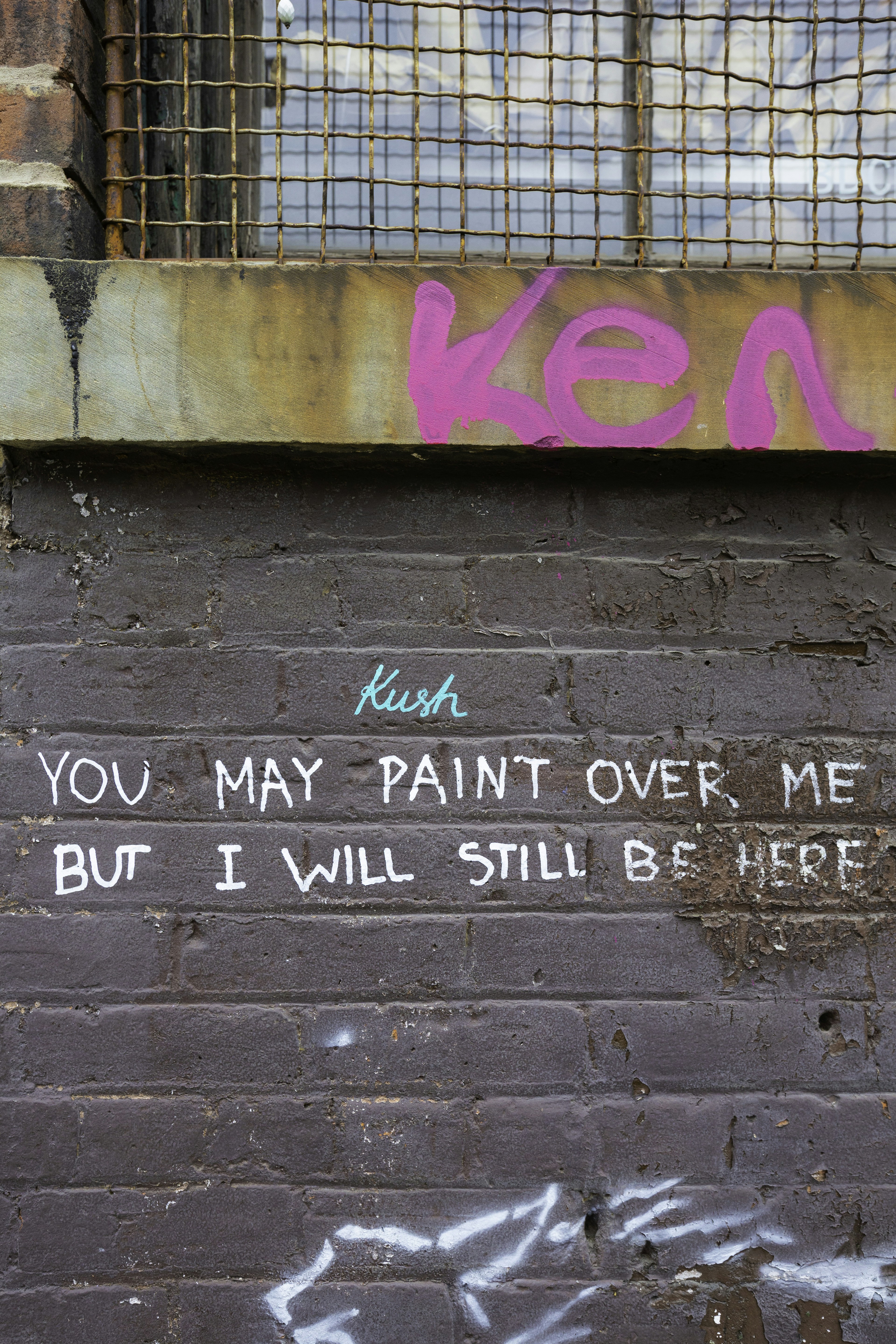 Graffiti su un muro di mattoni con un messaggio