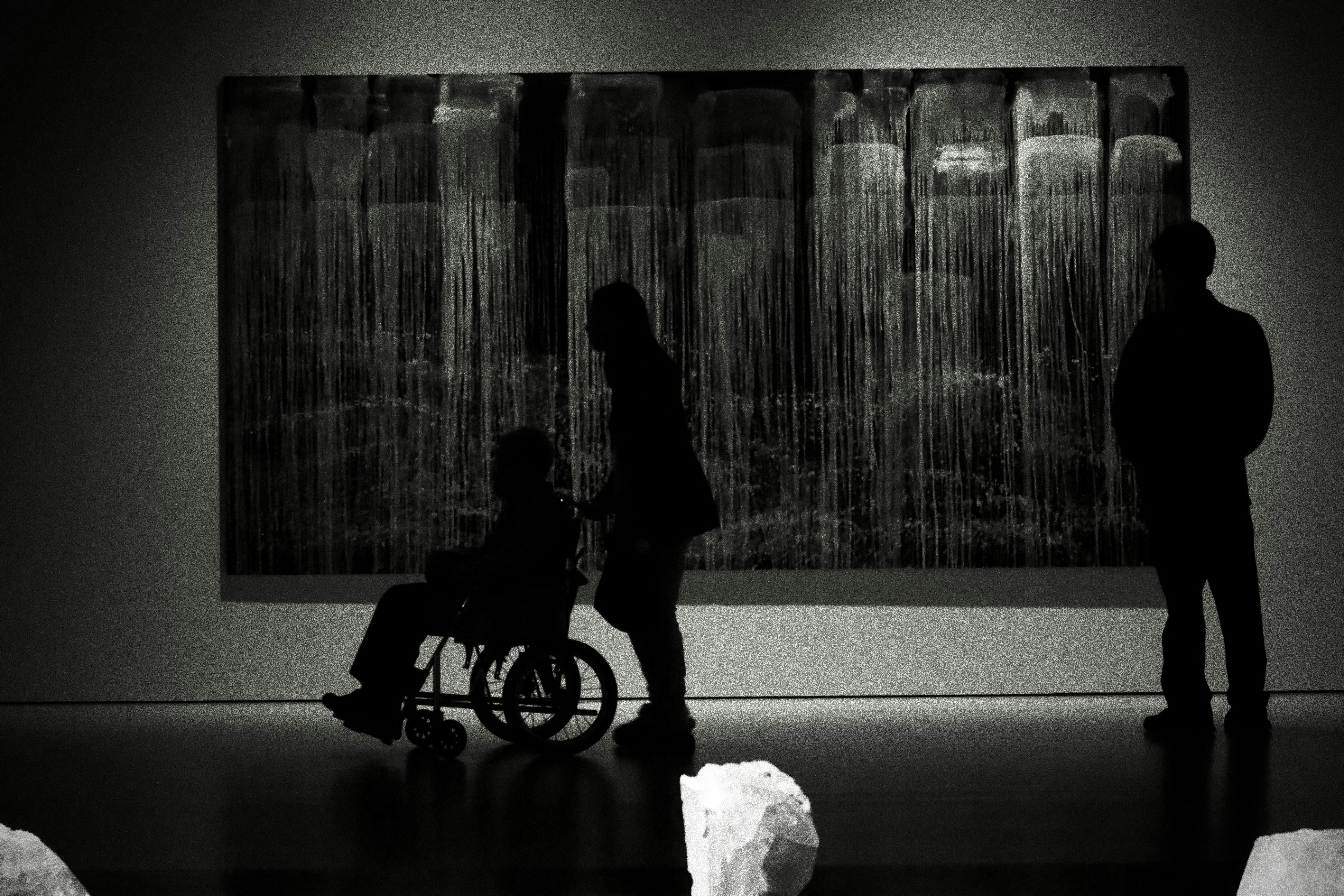 Des personnes regardant de l’art abstrait dans une galerie
