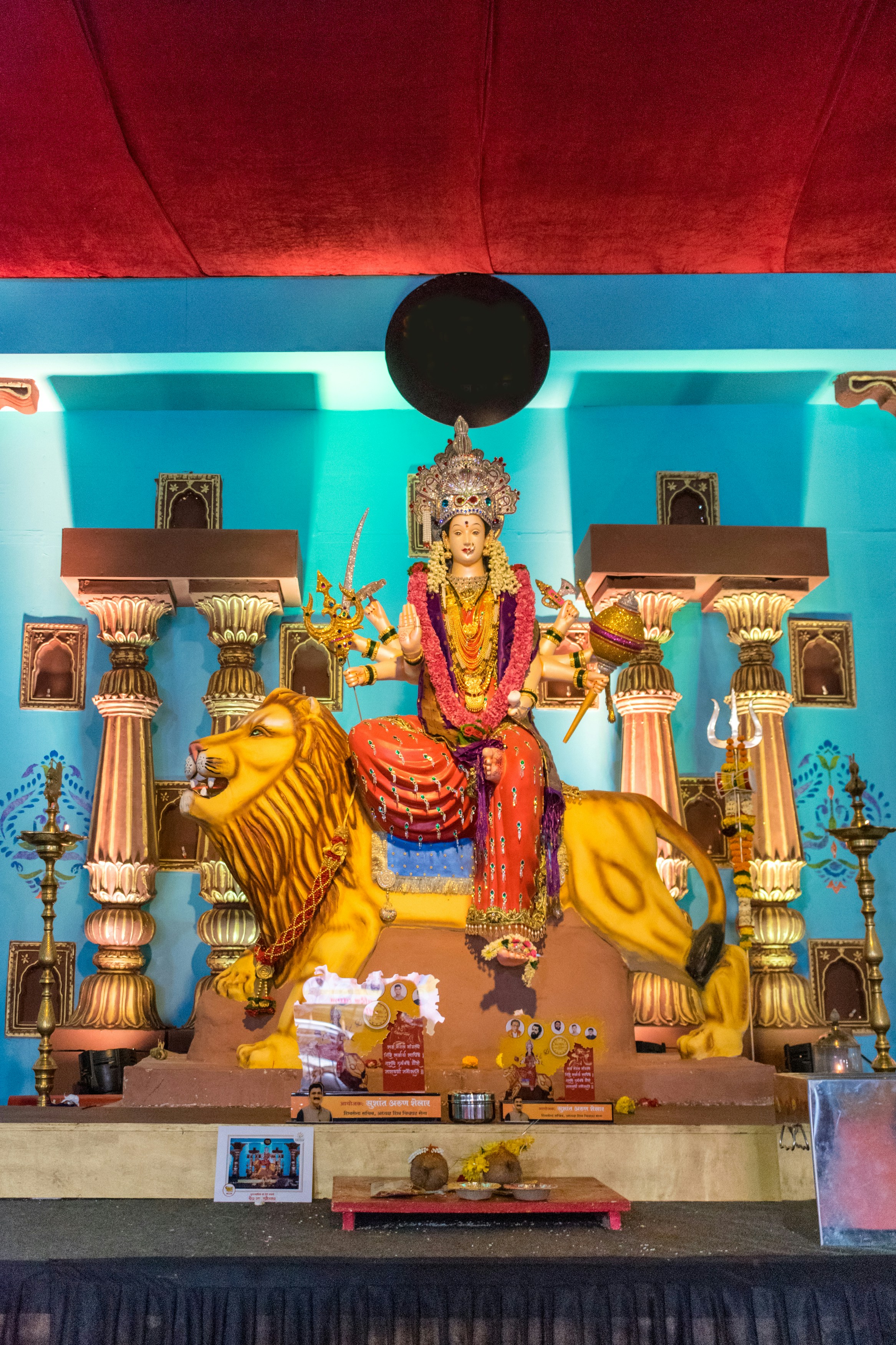 La diosa Durga sentada sobre un león con múltiples brazos