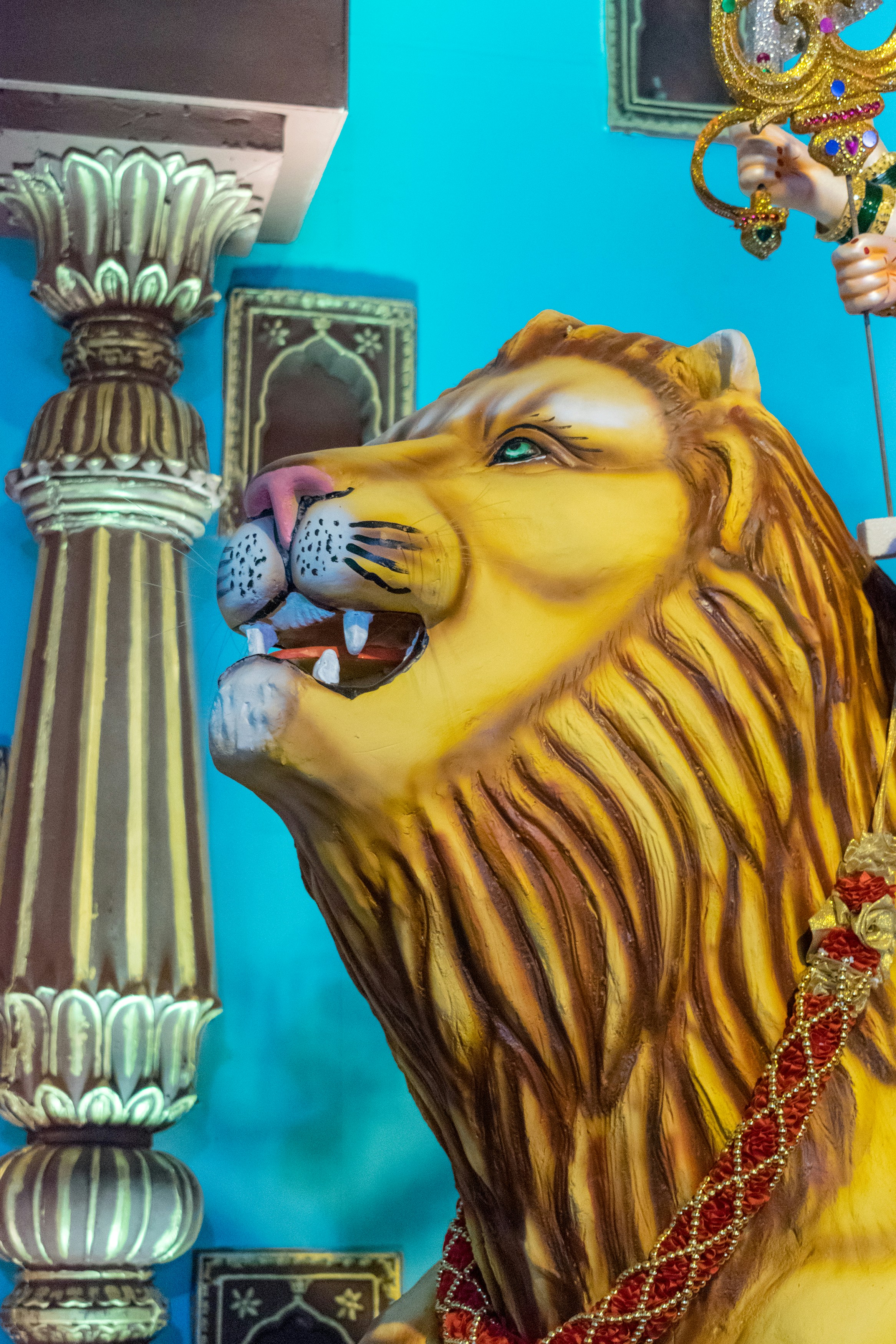 Una estatua vibrante de un león rugiente con decoraciones ornamentadas.