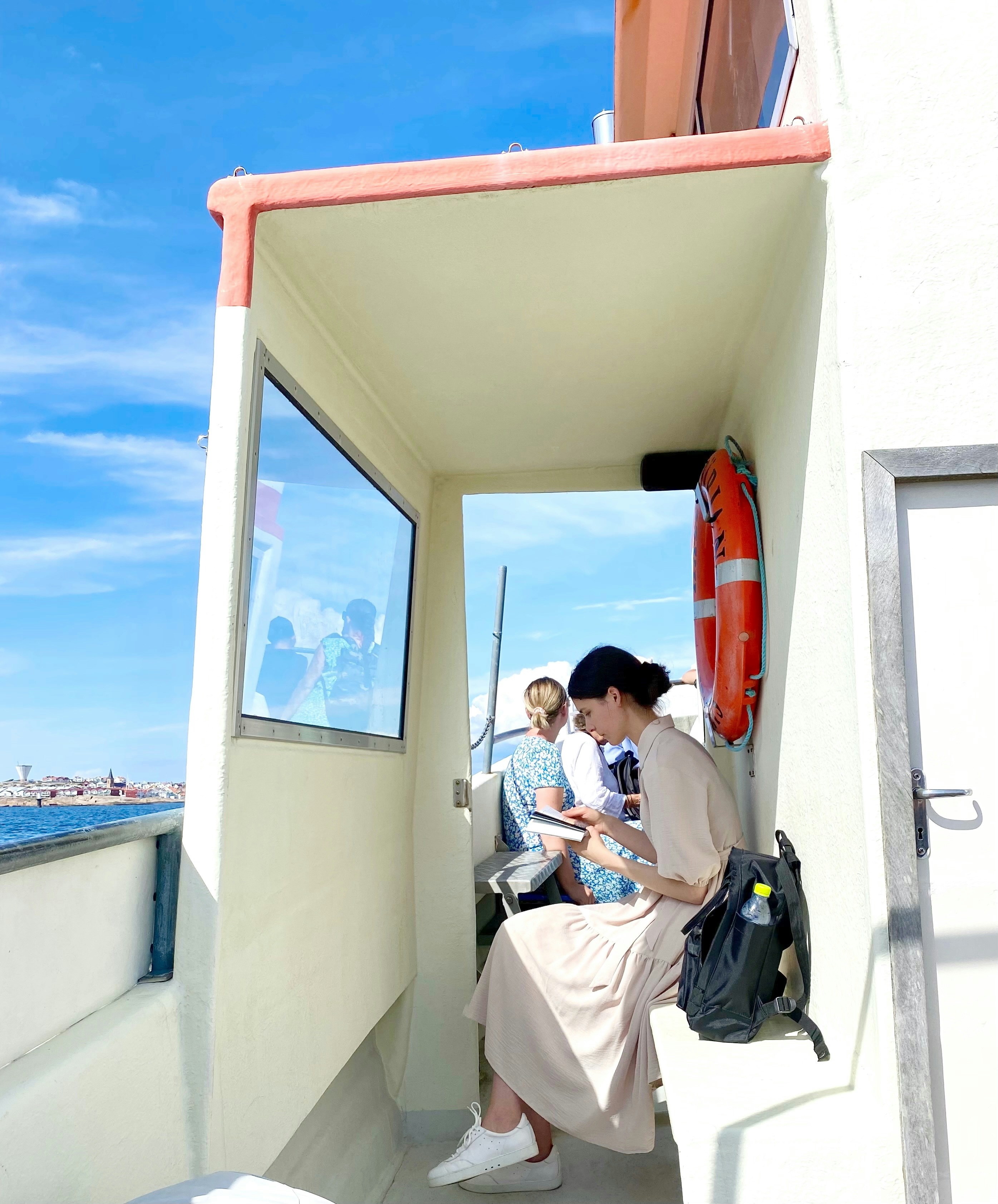ボートデッキで本を読んでいる女性。
