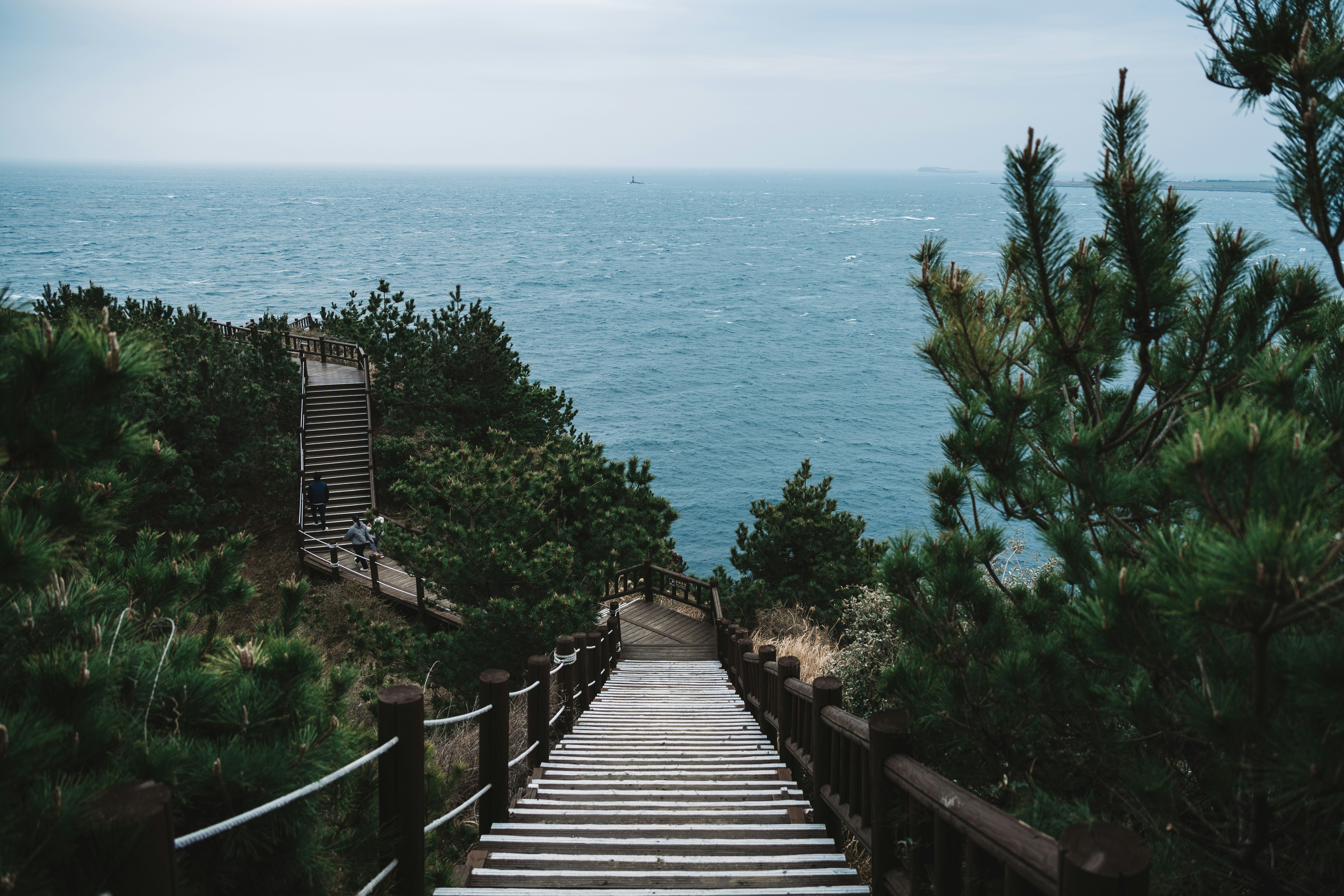 Des escaliers en bois menant à l’océan