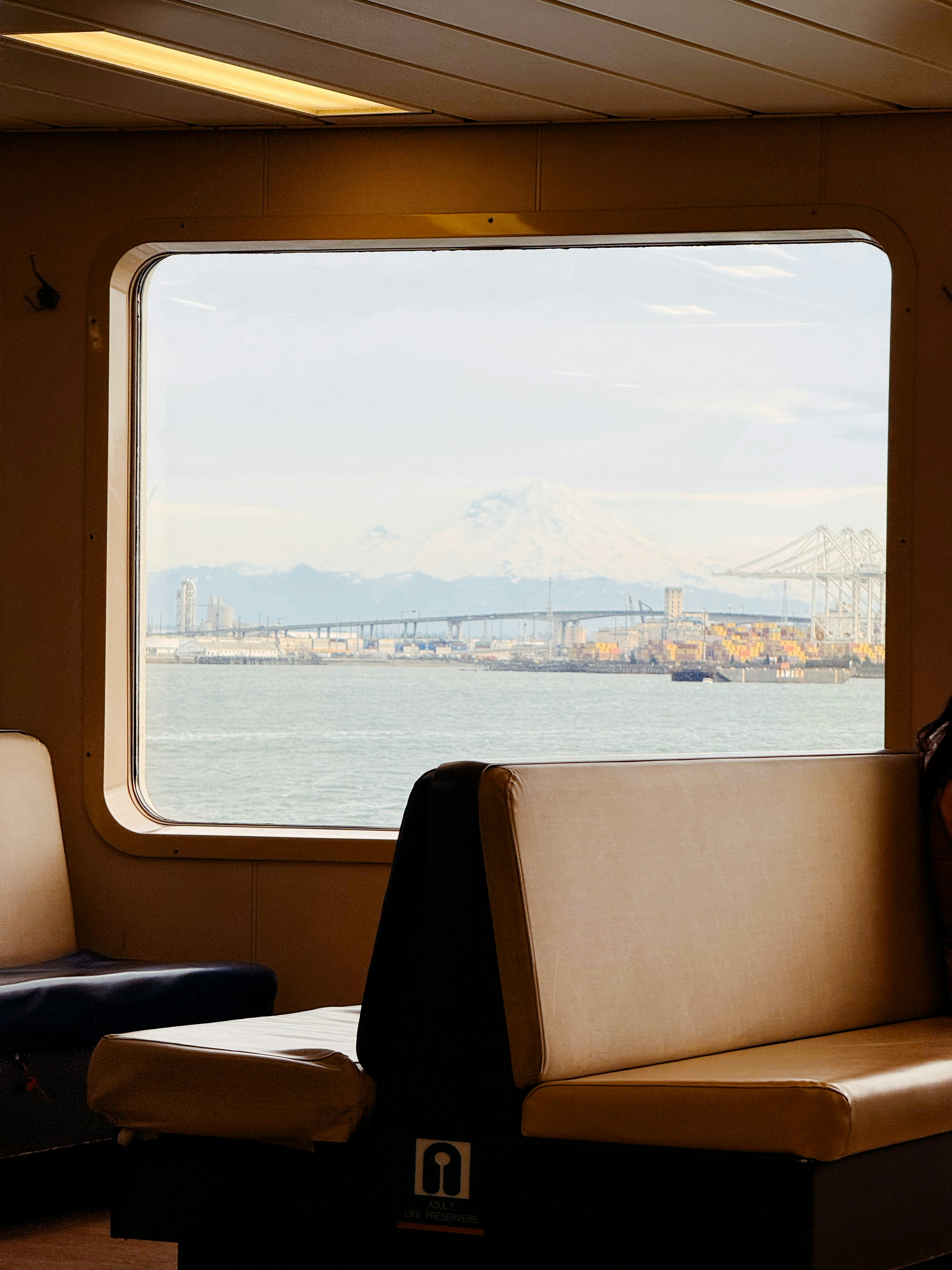 Vue du pont et de la baie depuis l’intérieur d’un ferry