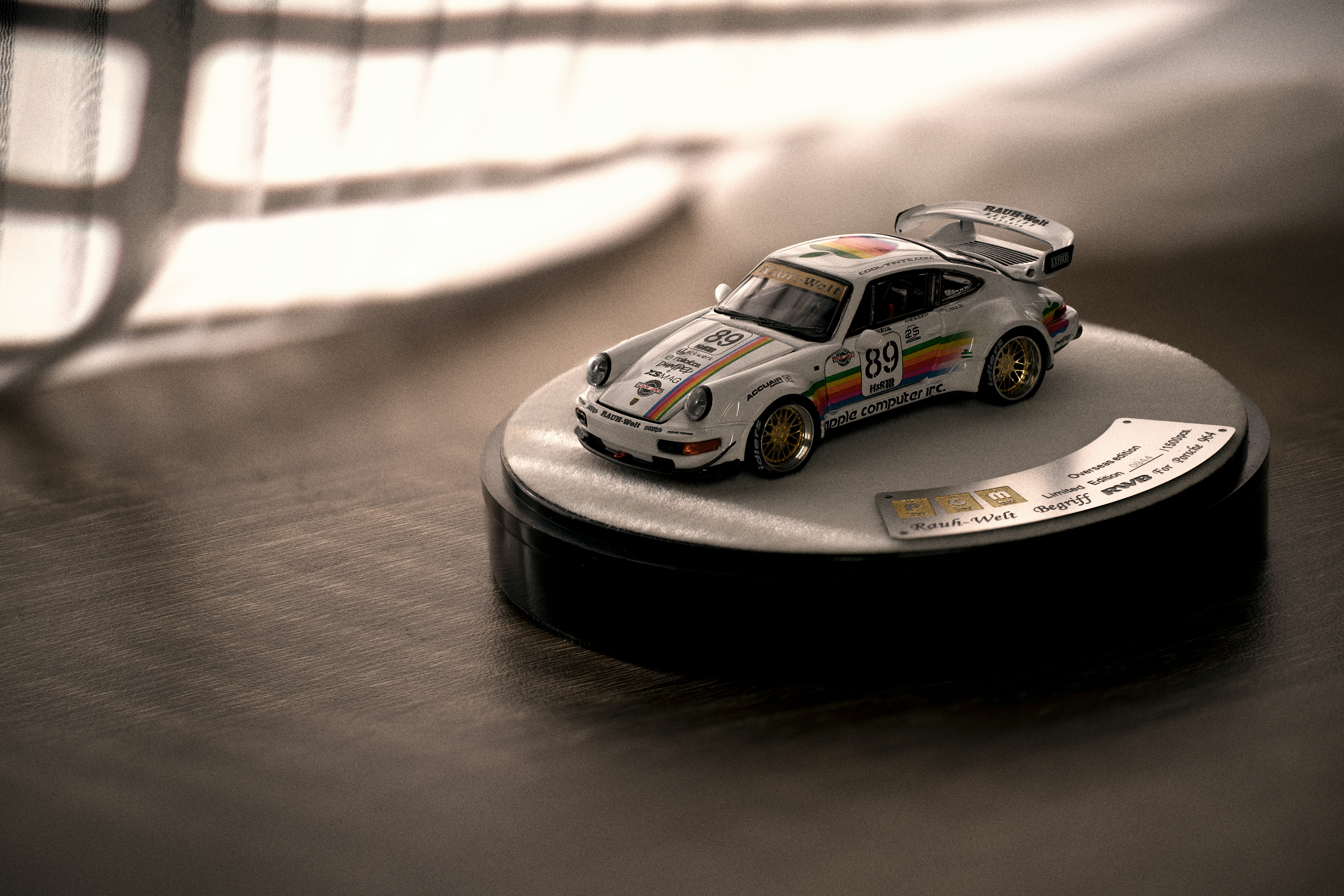 Ein weißes Spielzeugrennauto auf einem Ausstellungsstand