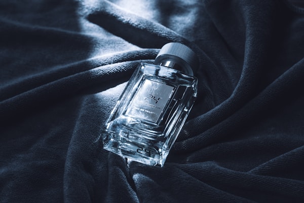 Sticlă de parfum pe material închis
