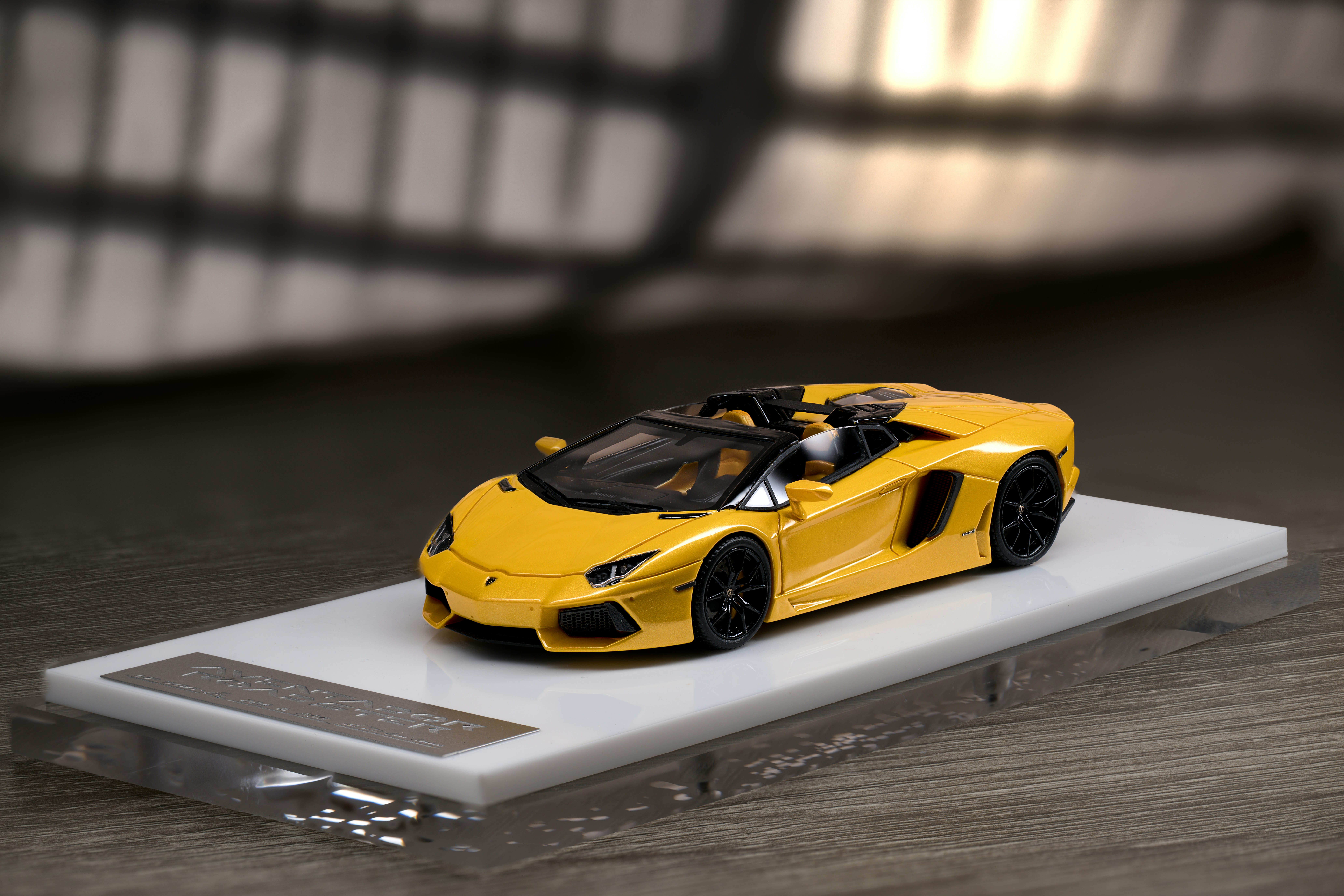 Gelber Cabrio-Sportwagen auf Ausstellungsstand