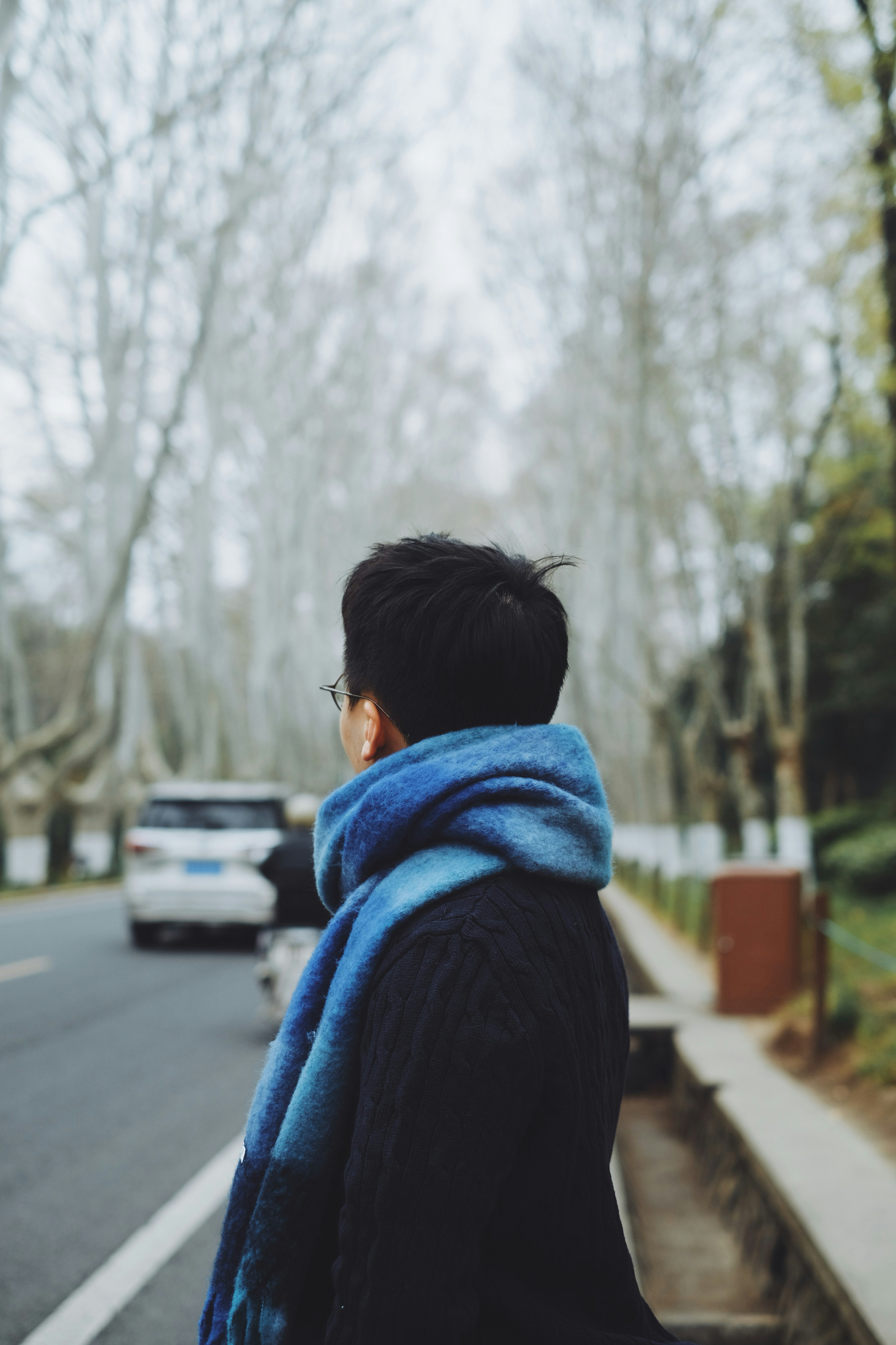 道路で青いスカーフを巻いている人。