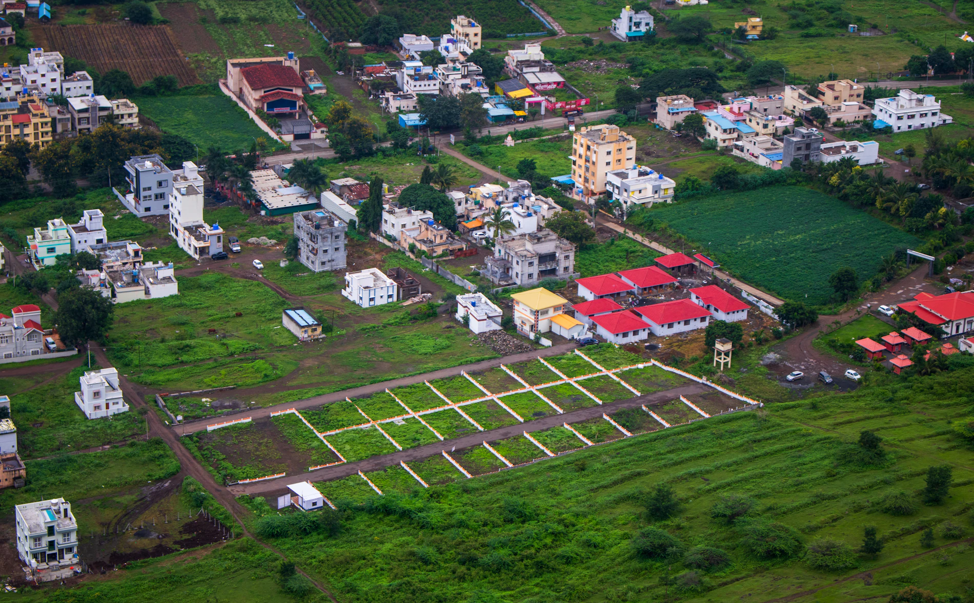 Vista aérea de um bairro residencial com quadras e lotes demarcados