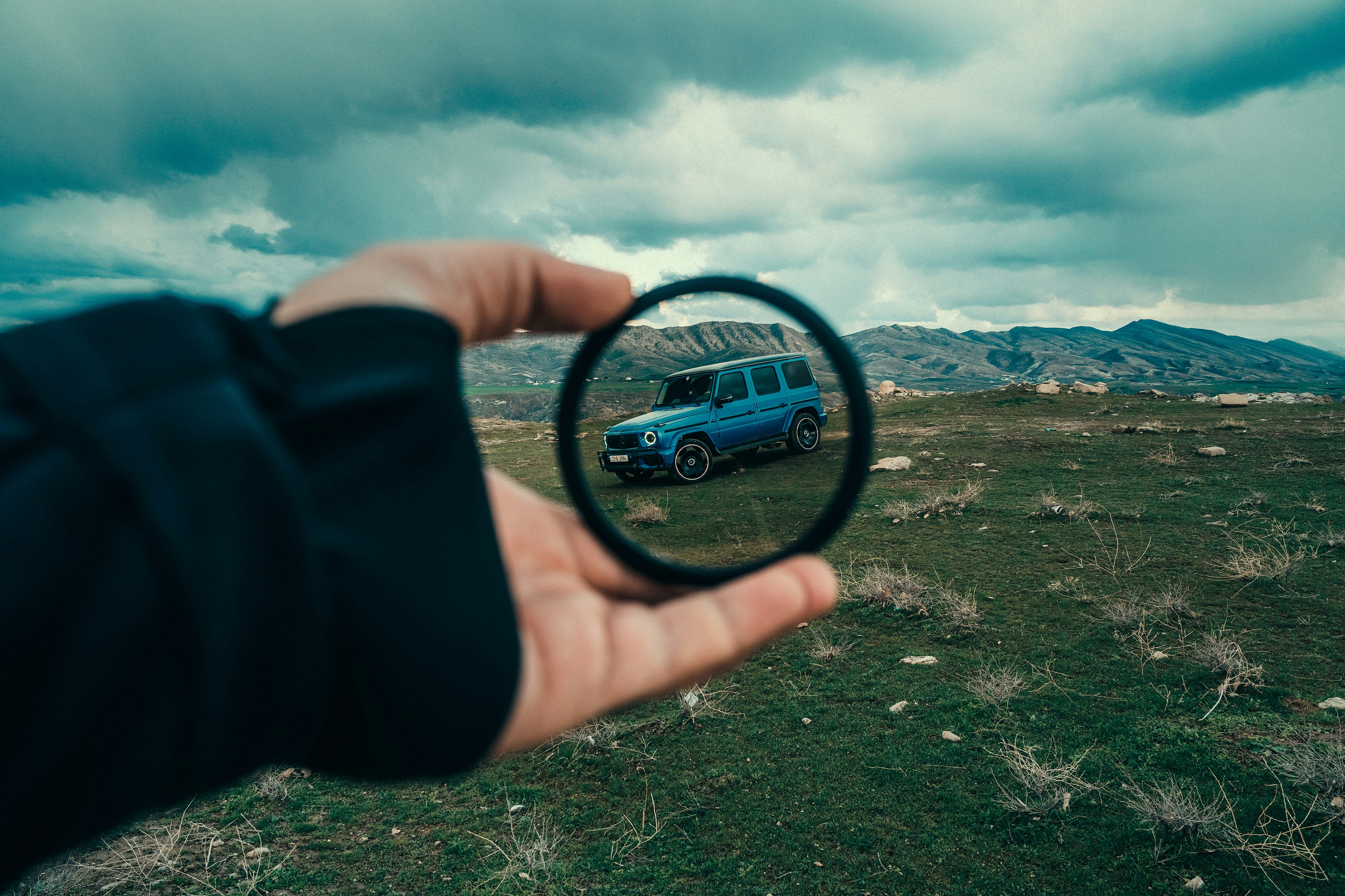 SUV azul visto a través de un filtro de lente al aire libre