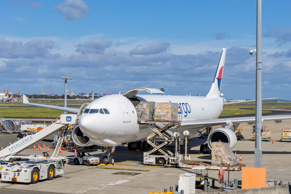 Déchargement de fret depuis un avion-cargo