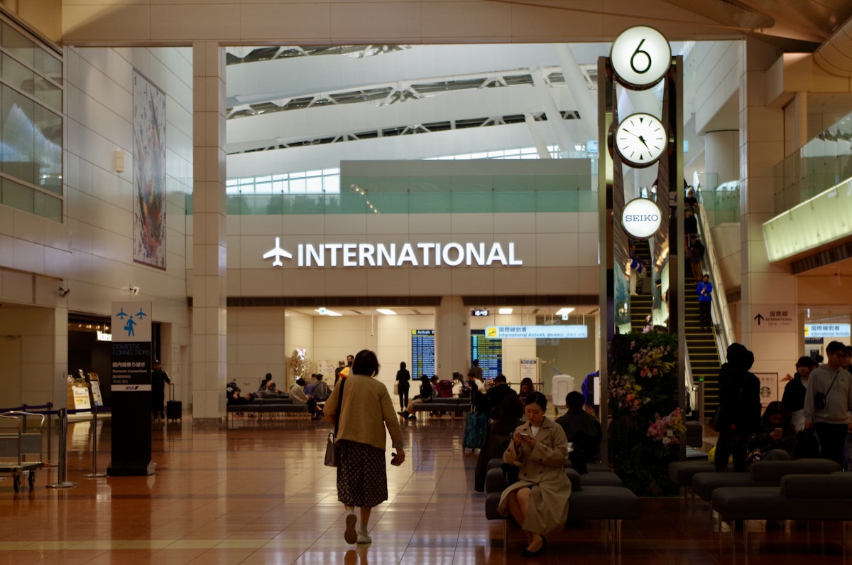 INTERNATIONAL 안내 사인이 걸린 공항 콘코스