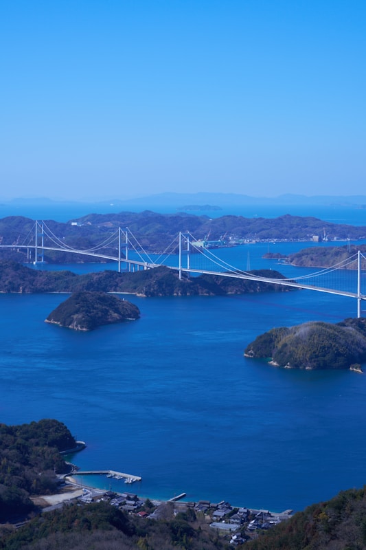 跨越藍色海面連接島嶼的長跨距吊橋