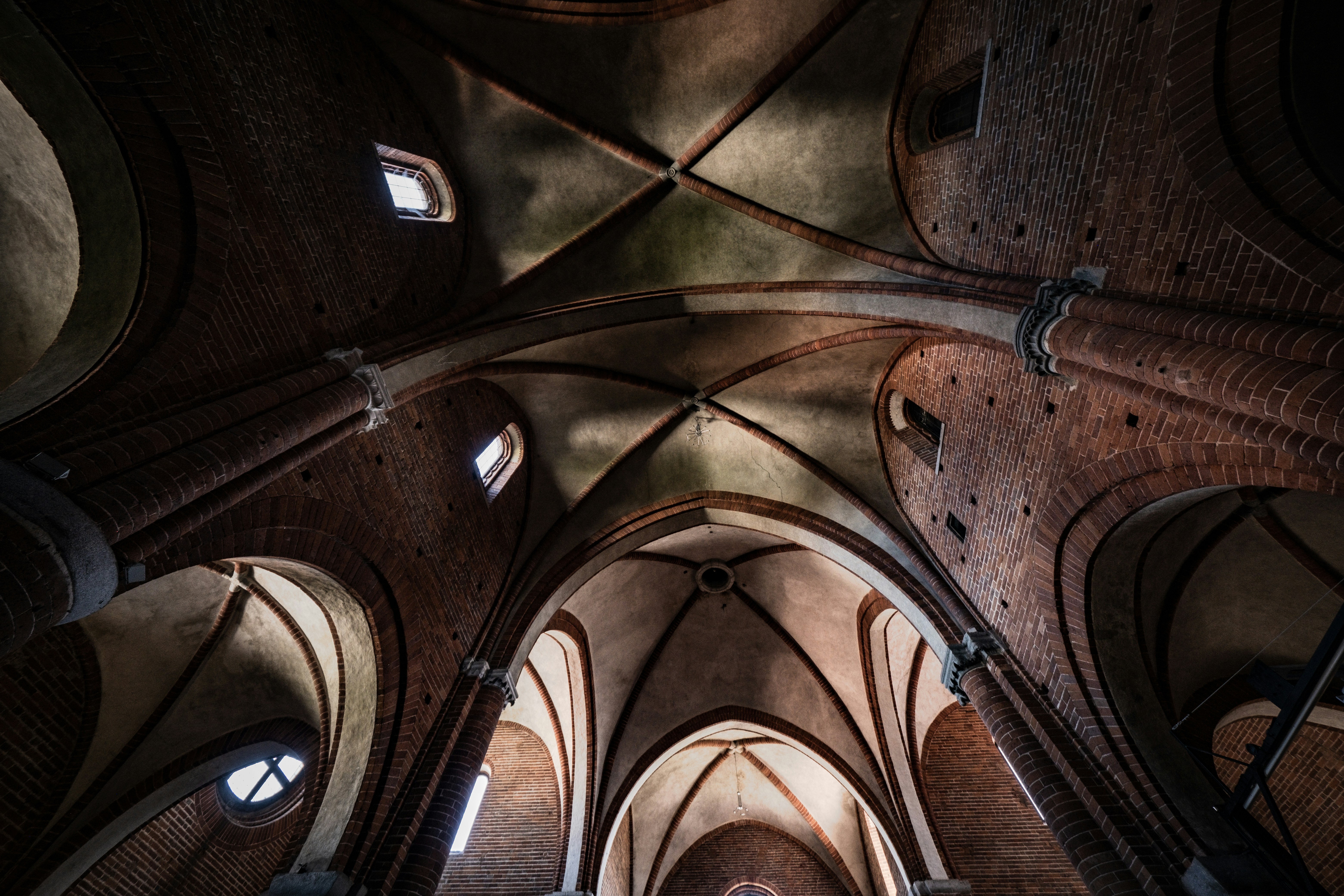Plafond en brique voûté avec motifs géométriques et fenêtres