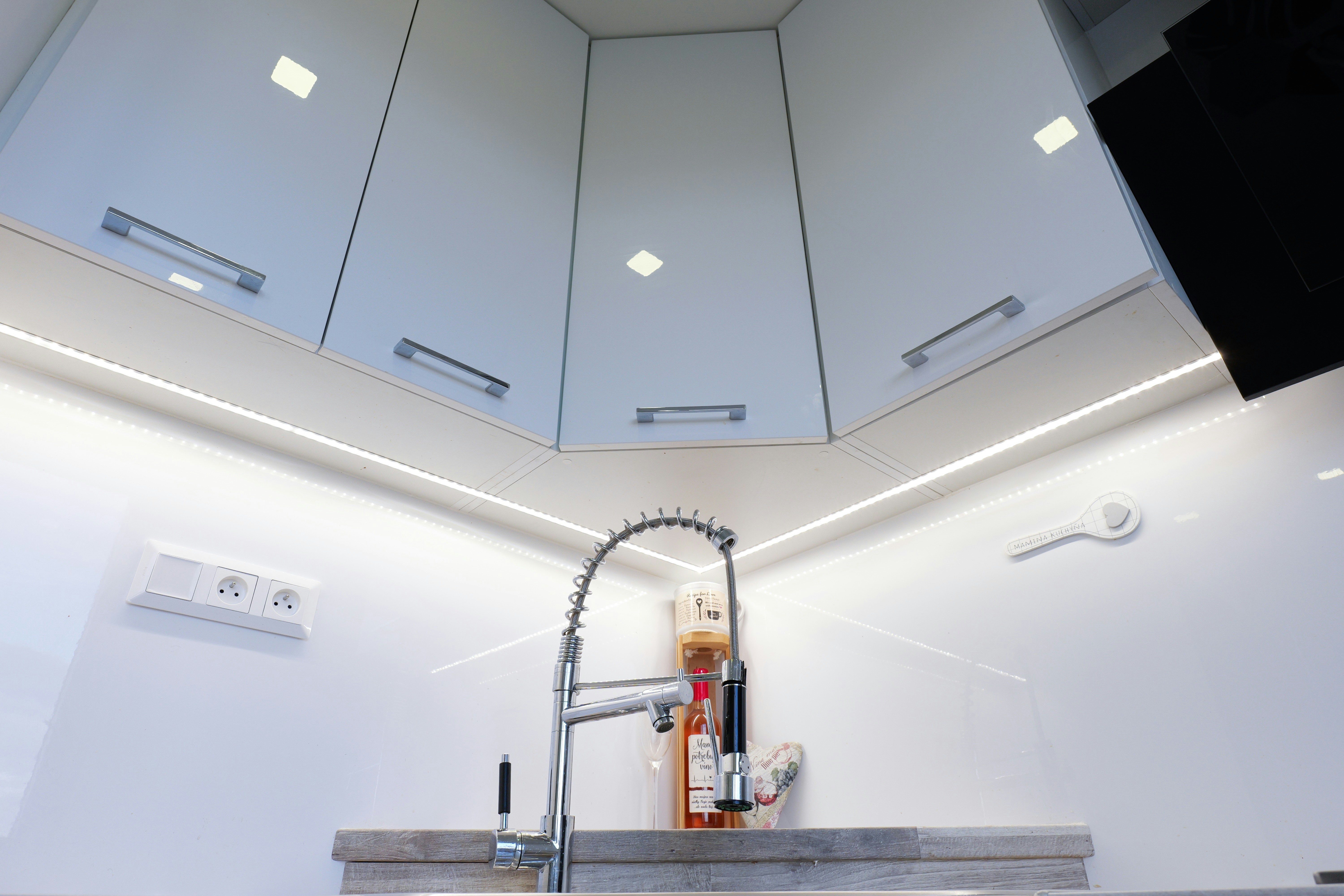 クローム製の蛇口とキャビネットを備えたモダンなキッチンシンク