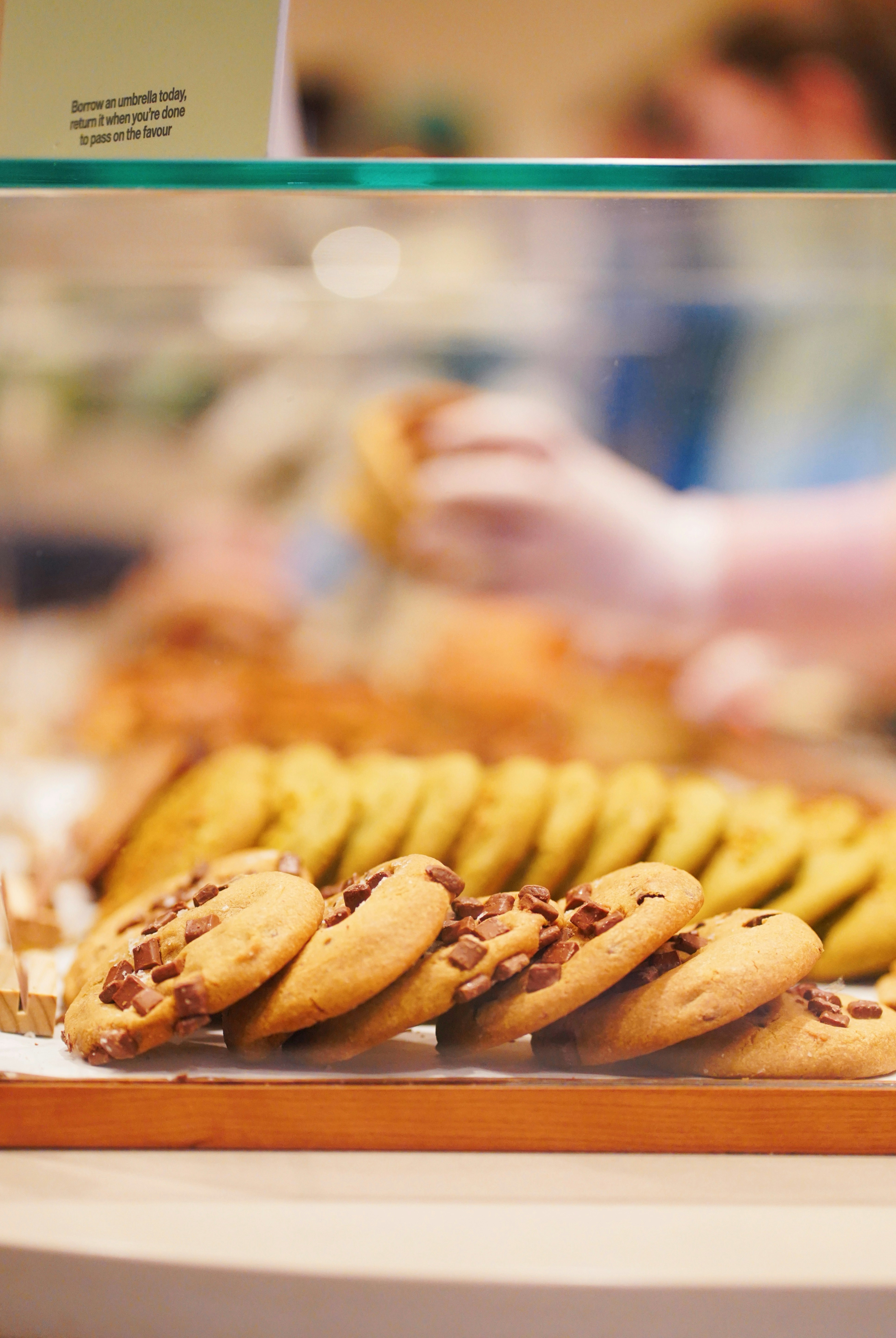 Schoko-Kekse in einer Bäckereivitrine.