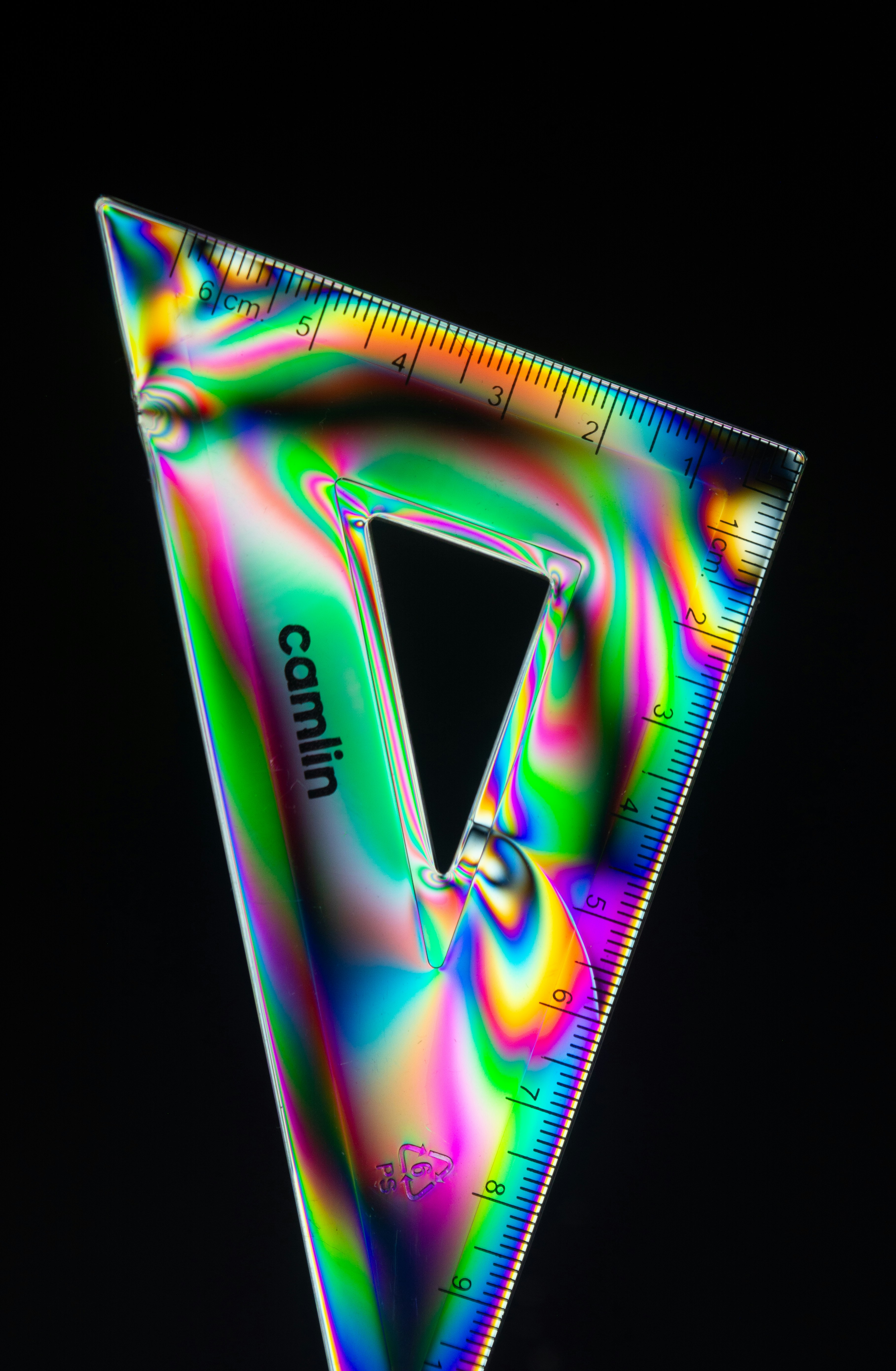 Una regla triangular con patrones de luz coloridos