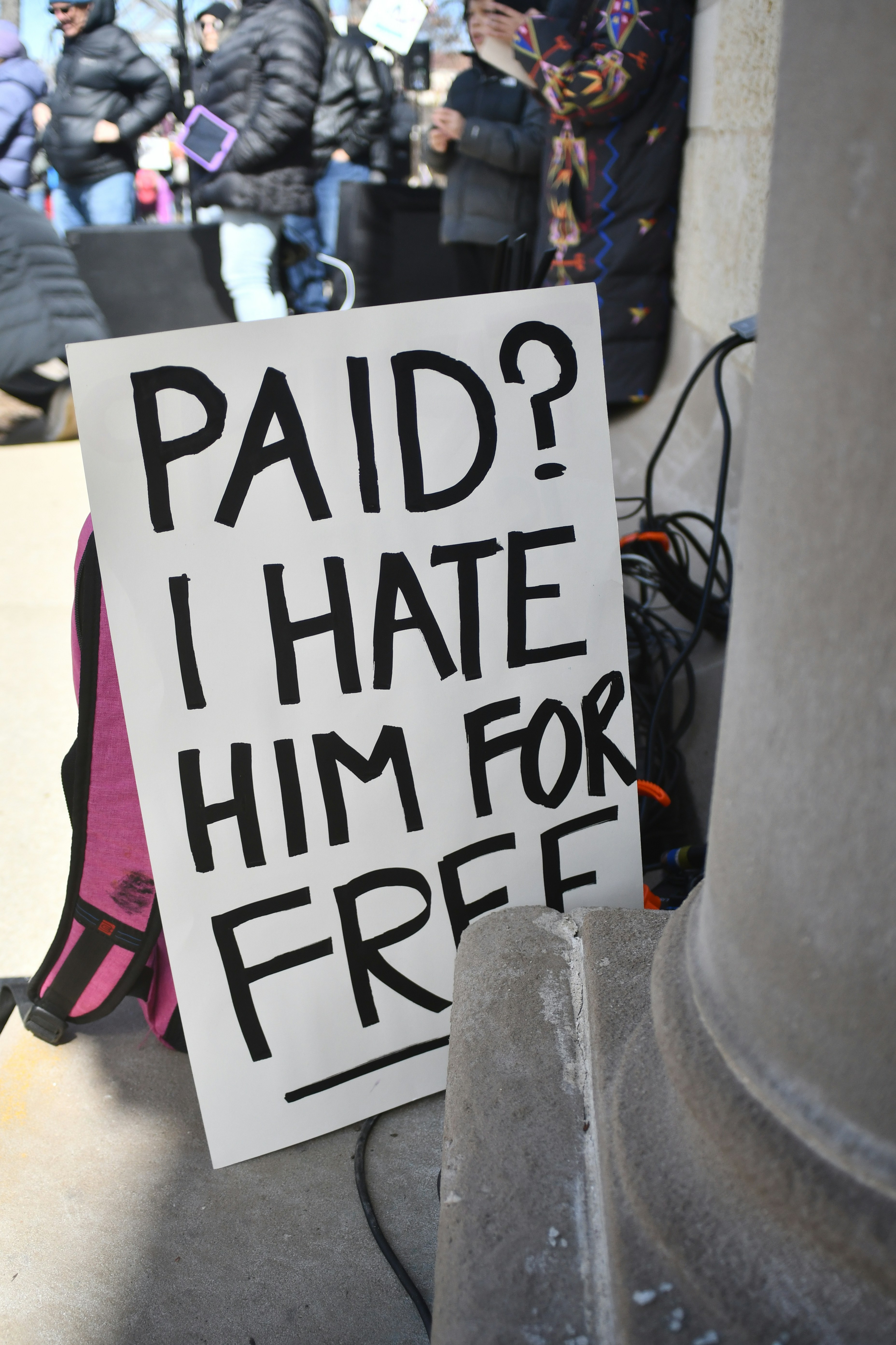 El cartel dice "¿pagado? Lo odio gratis"