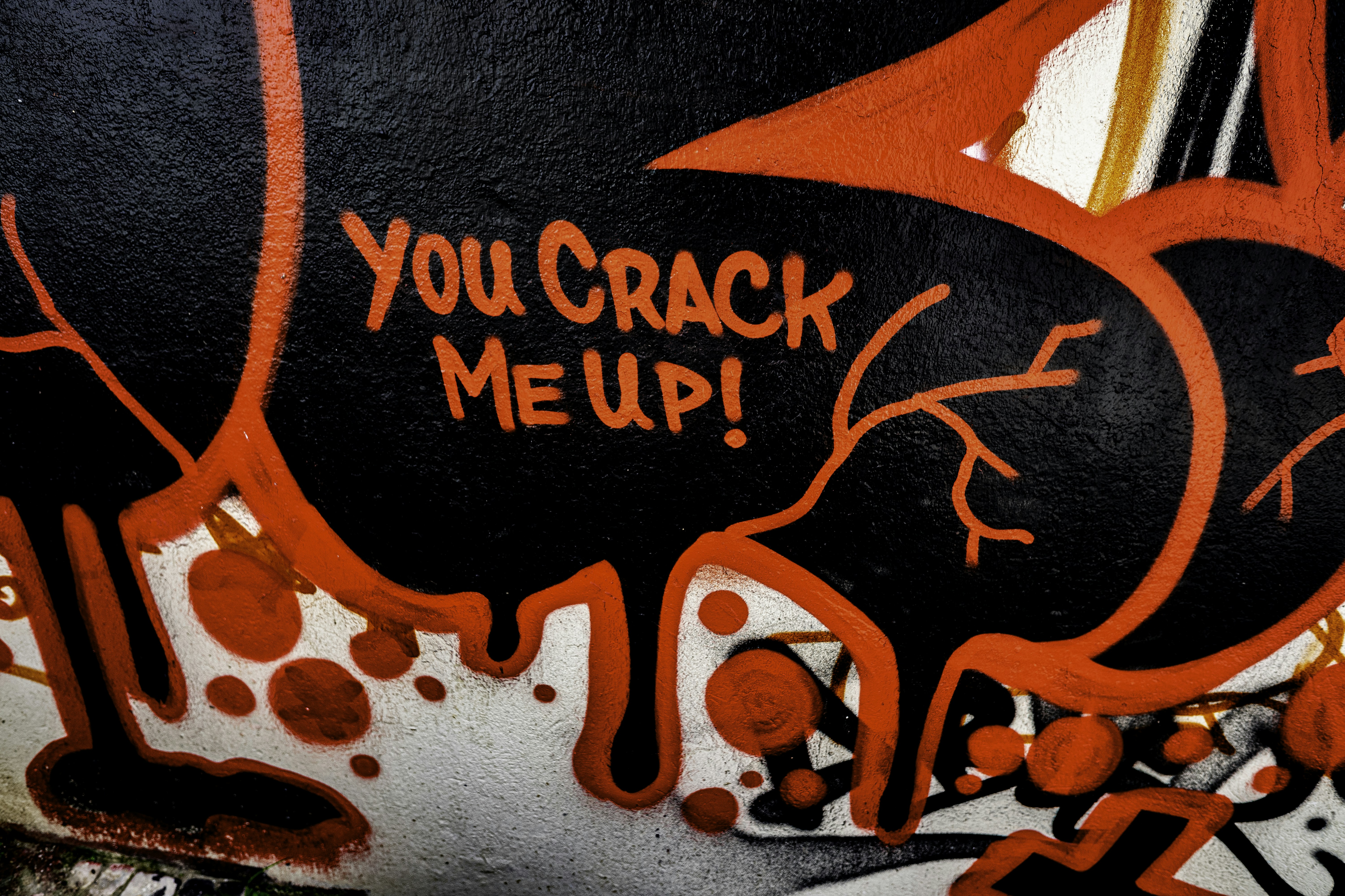 Grafiti con texto "¡me haces reír!"