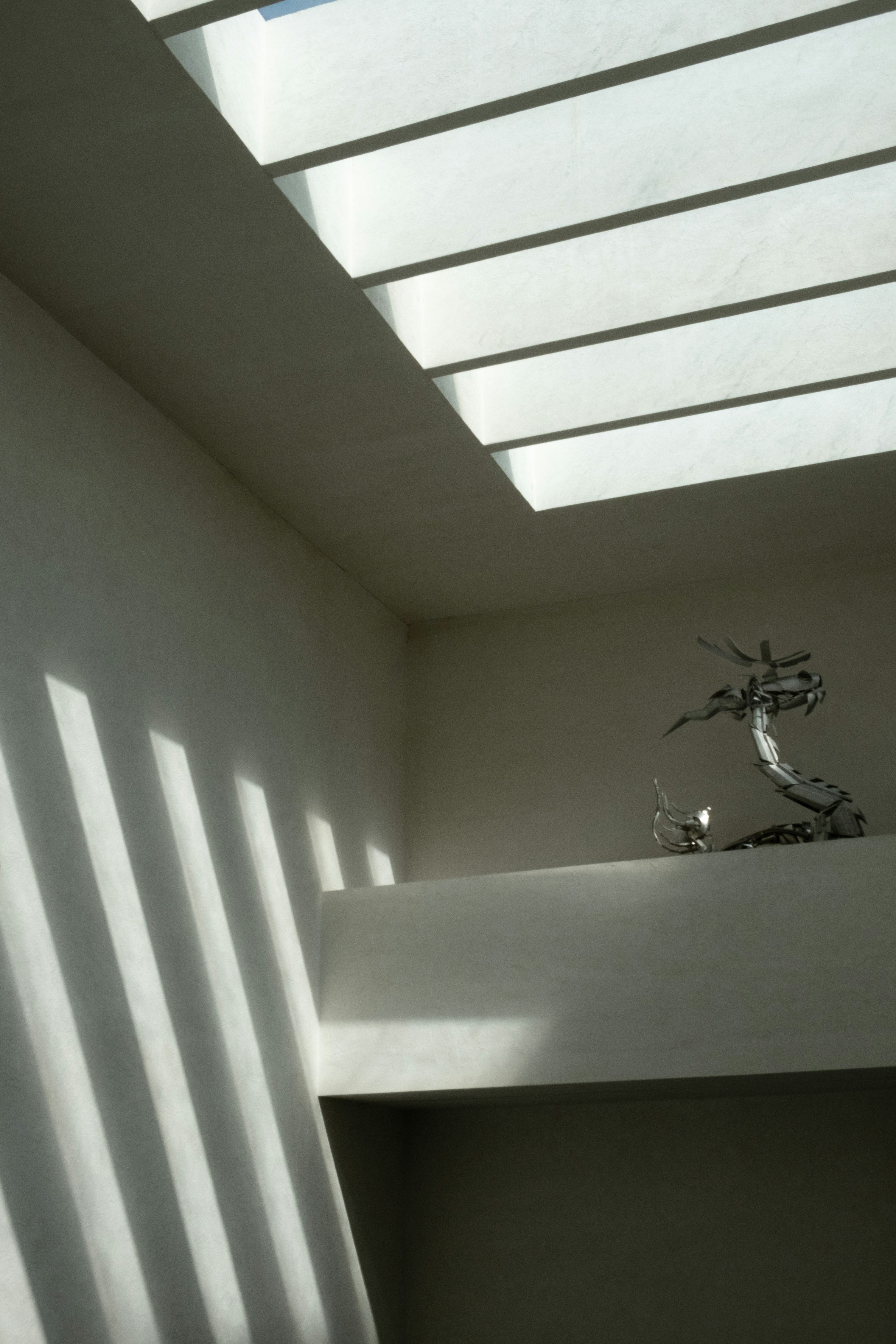 Comment aménager une pièce de vie sans fenêtre ? Nos solutions pour gagner en luminosité