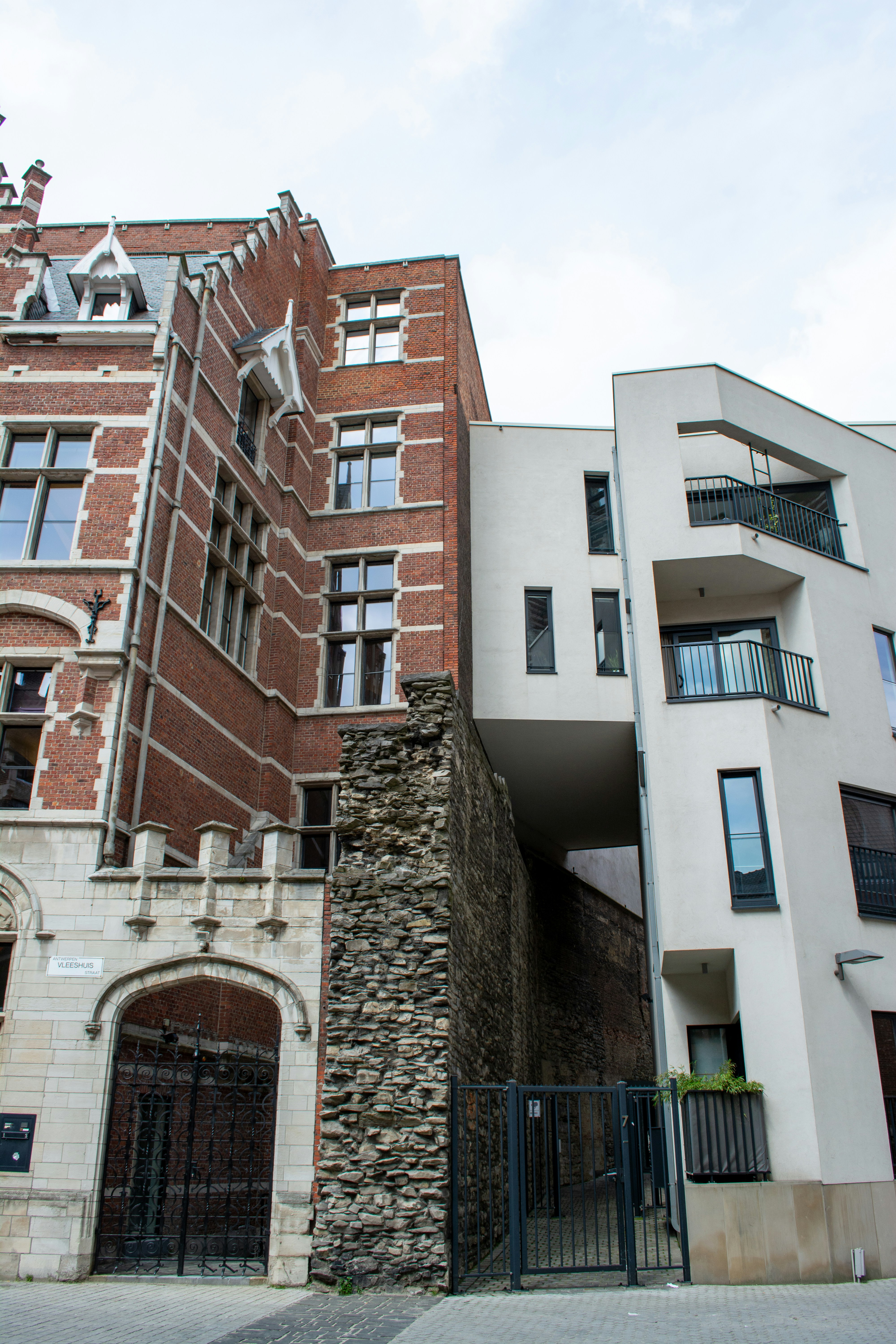 Edificio antiguo de ladrillo conectado a una estructura blanca moderna