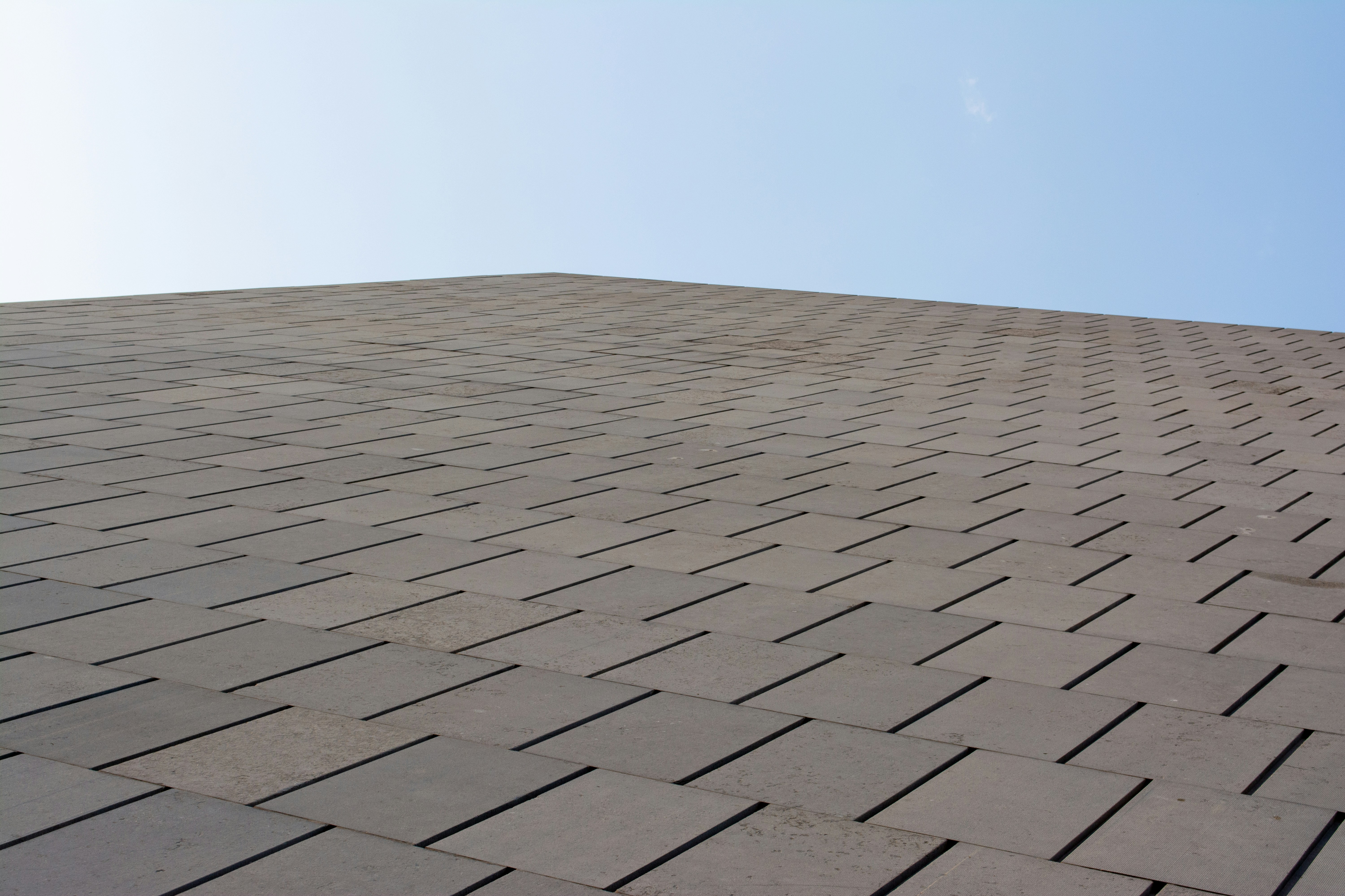 Pared de textura marrón contra un cielo azul claro