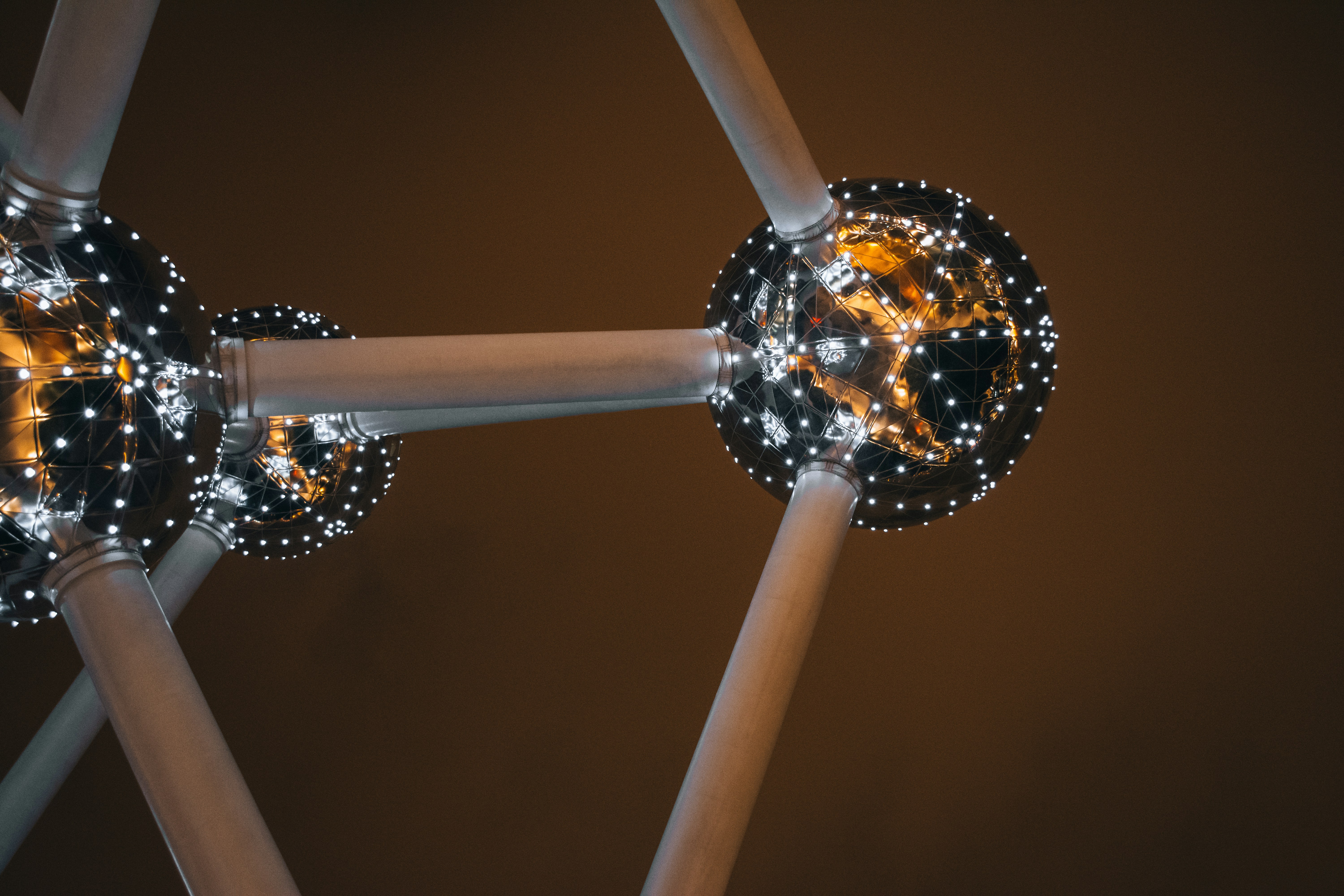 Estructura molecular abstracta con esferas brillantes y esferas reflectantes.