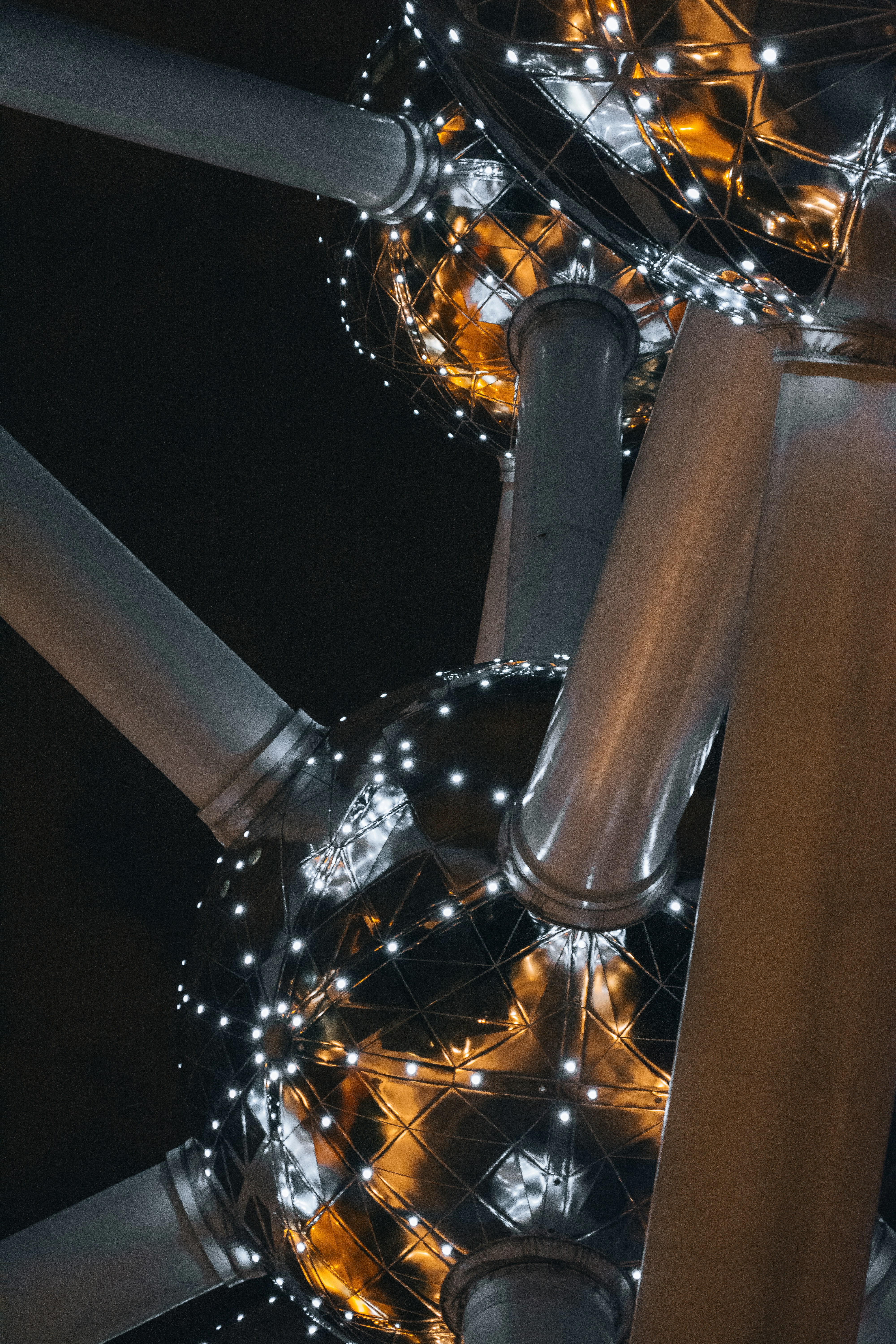 Primer plano de la estructura atómica con luces nocturnas