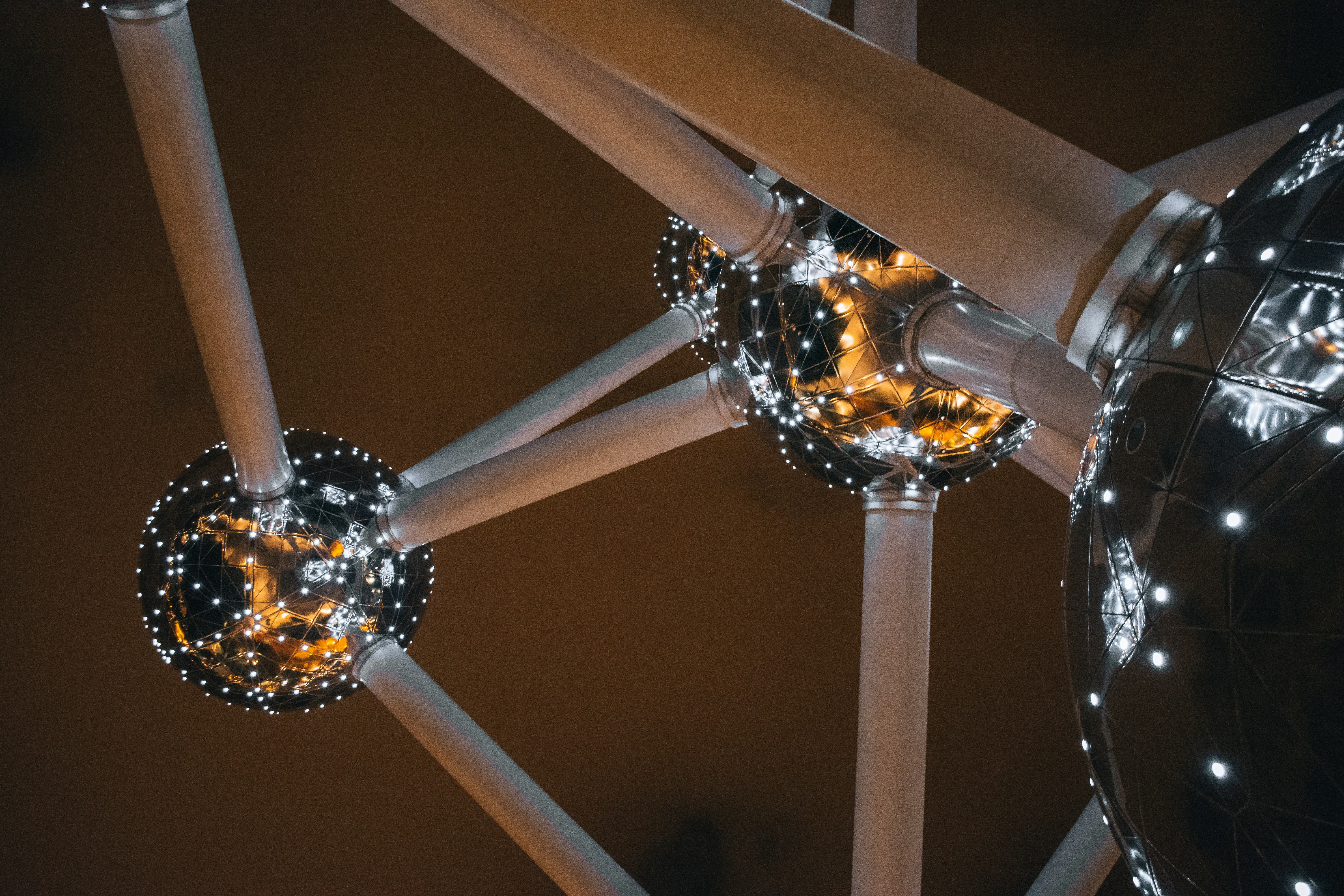 Primer plano de la estructura atómica por la noche