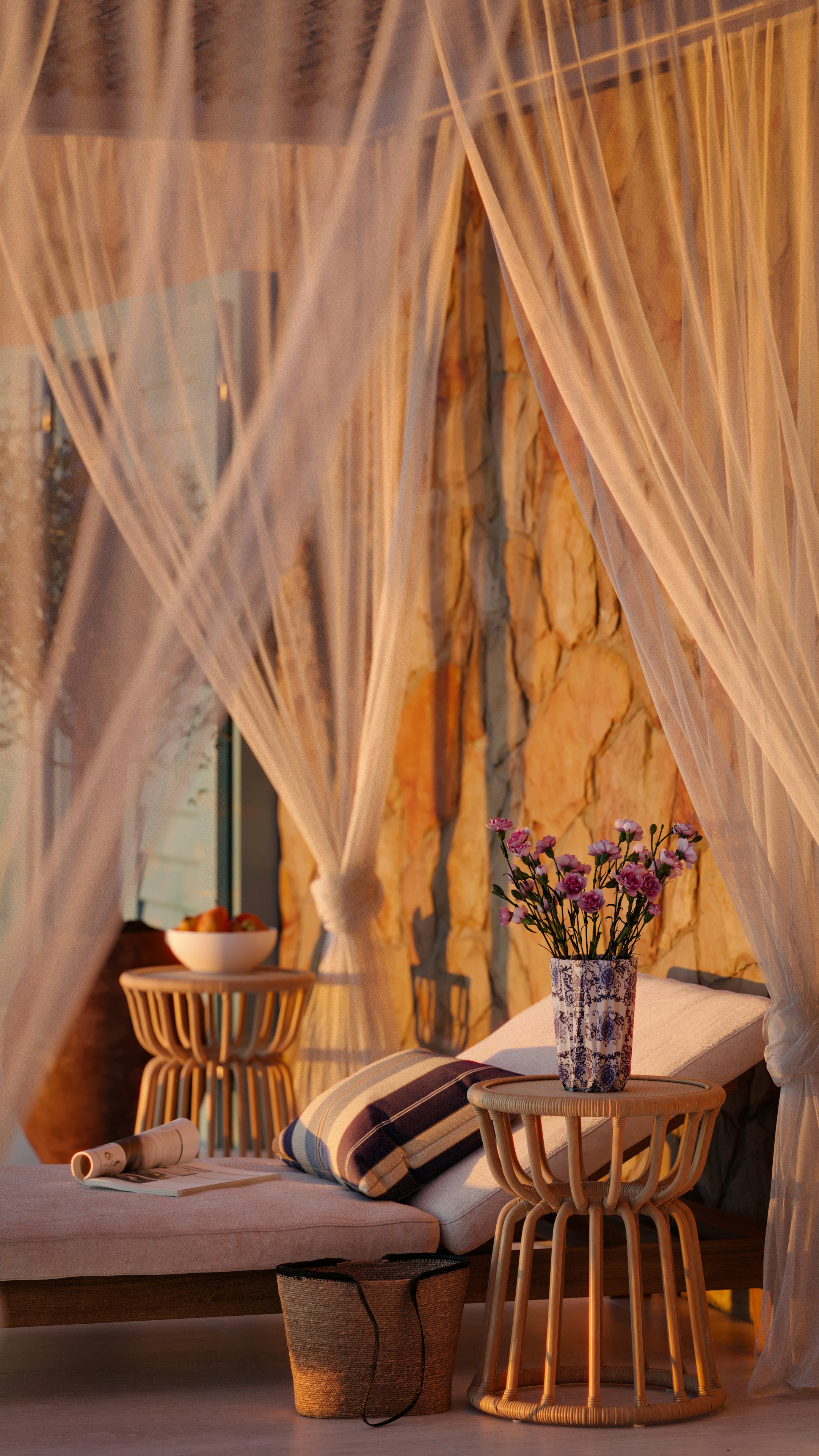 Salon extérieur relaxant avec des rideaux transparents et des fleurs.