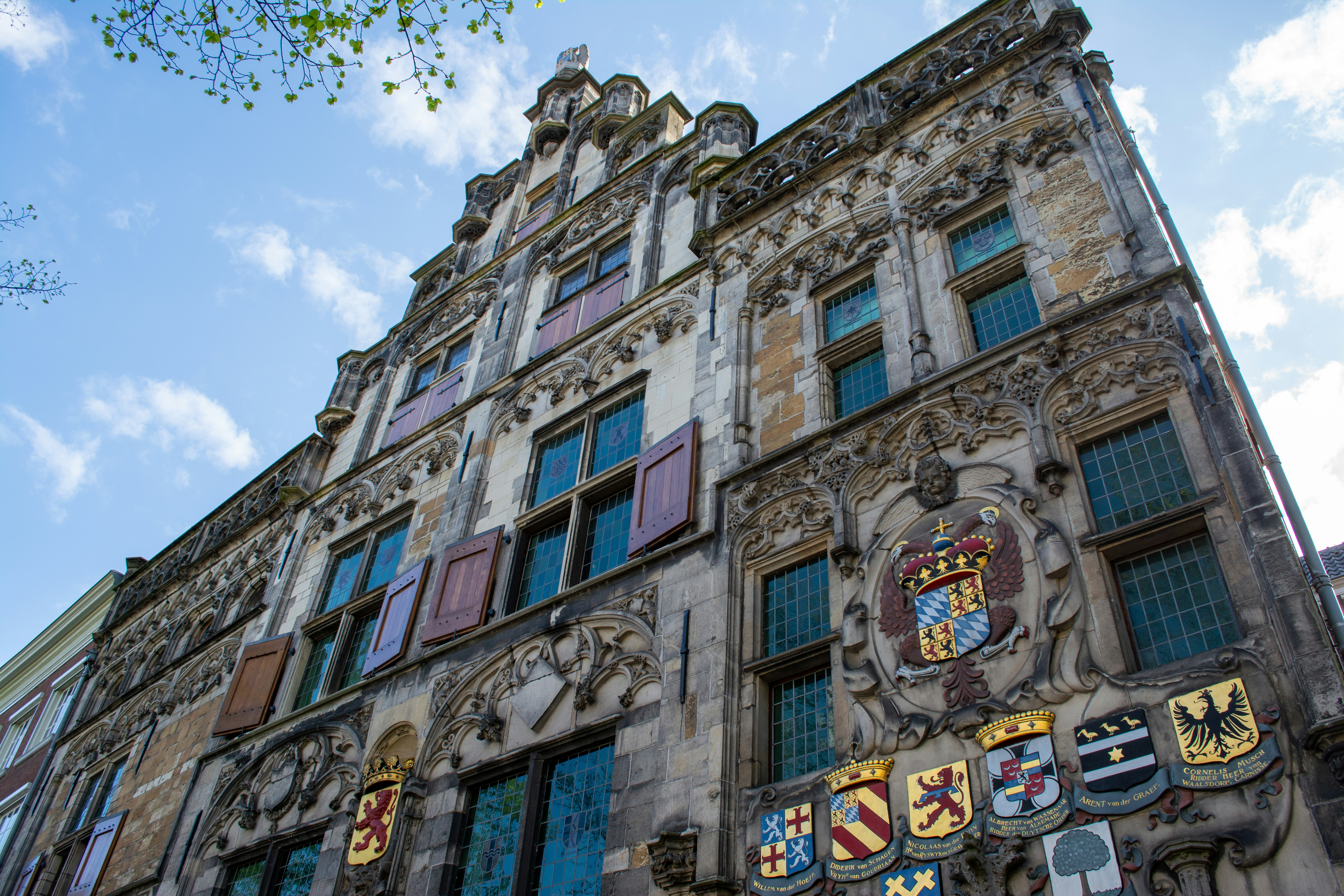 Edificio histórico ornamentado con escudo de armas
